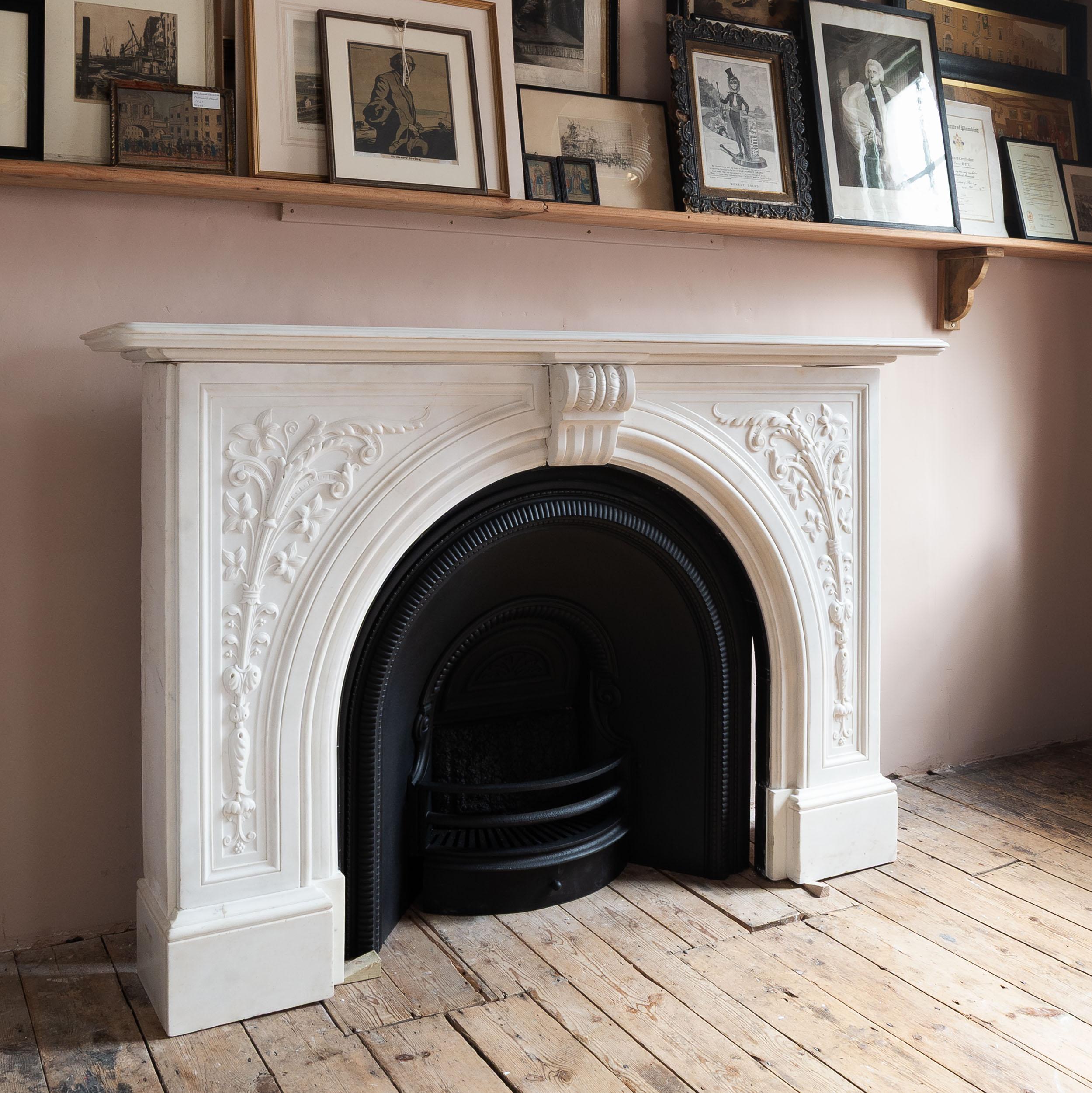 Chimenea victoriana antigua de mármol estatuario con inserto de hierro Victoriano temprano en venta