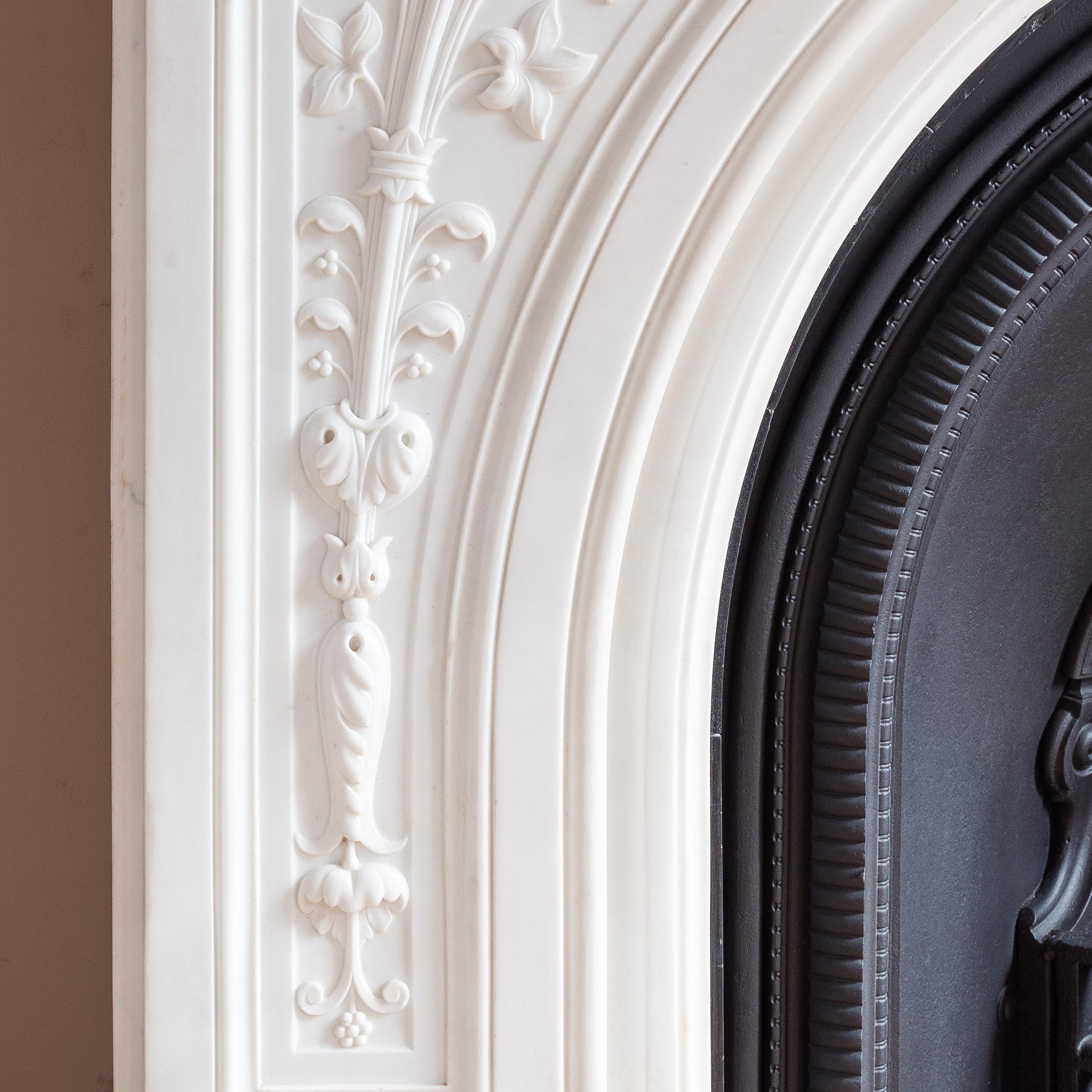Chimenea victoriana antigua de mármol estatuario con inserto de hierro Mármol estatuario en venta