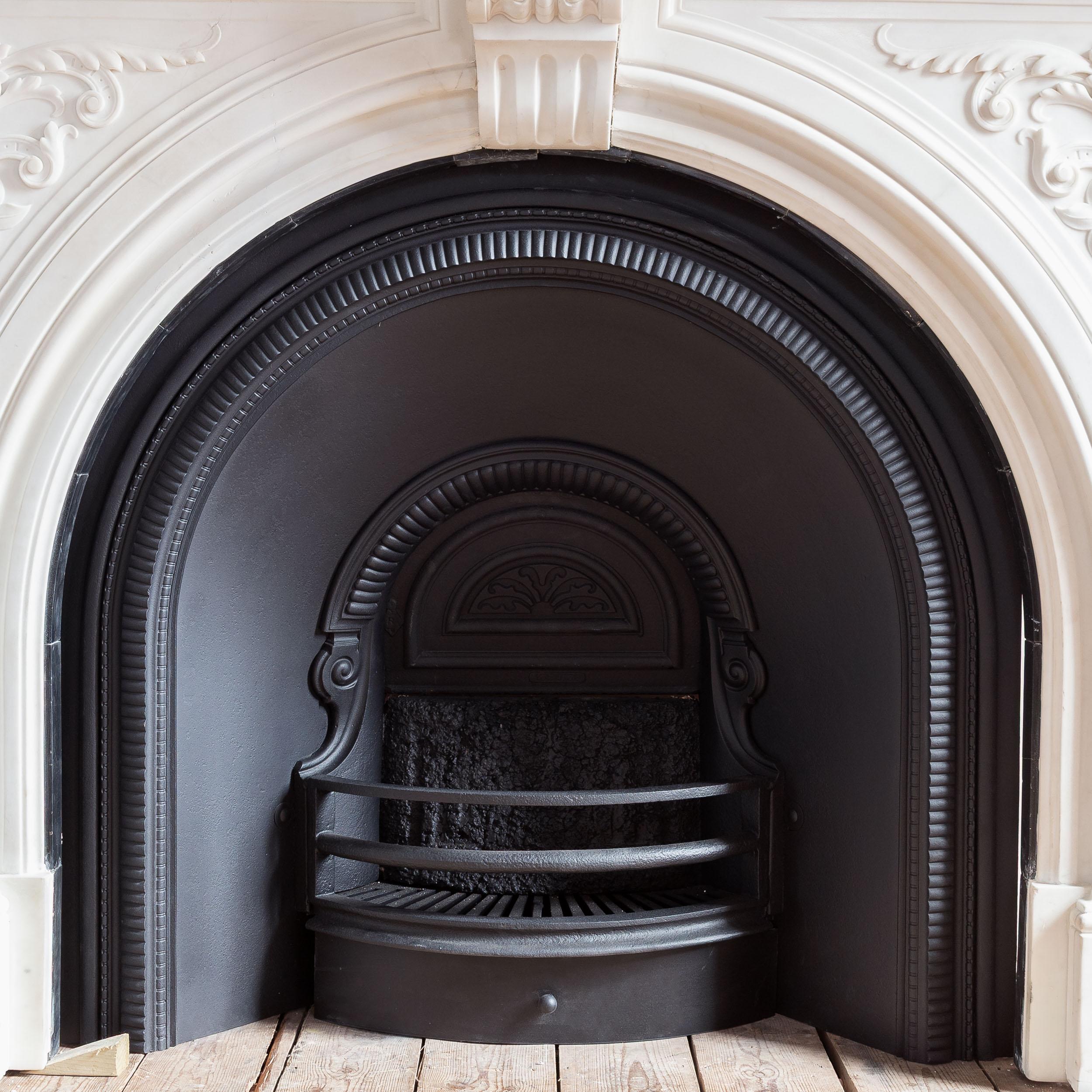 Chimenea victoriana antigua de mármol estatuario con inserto de hierro en venta 2