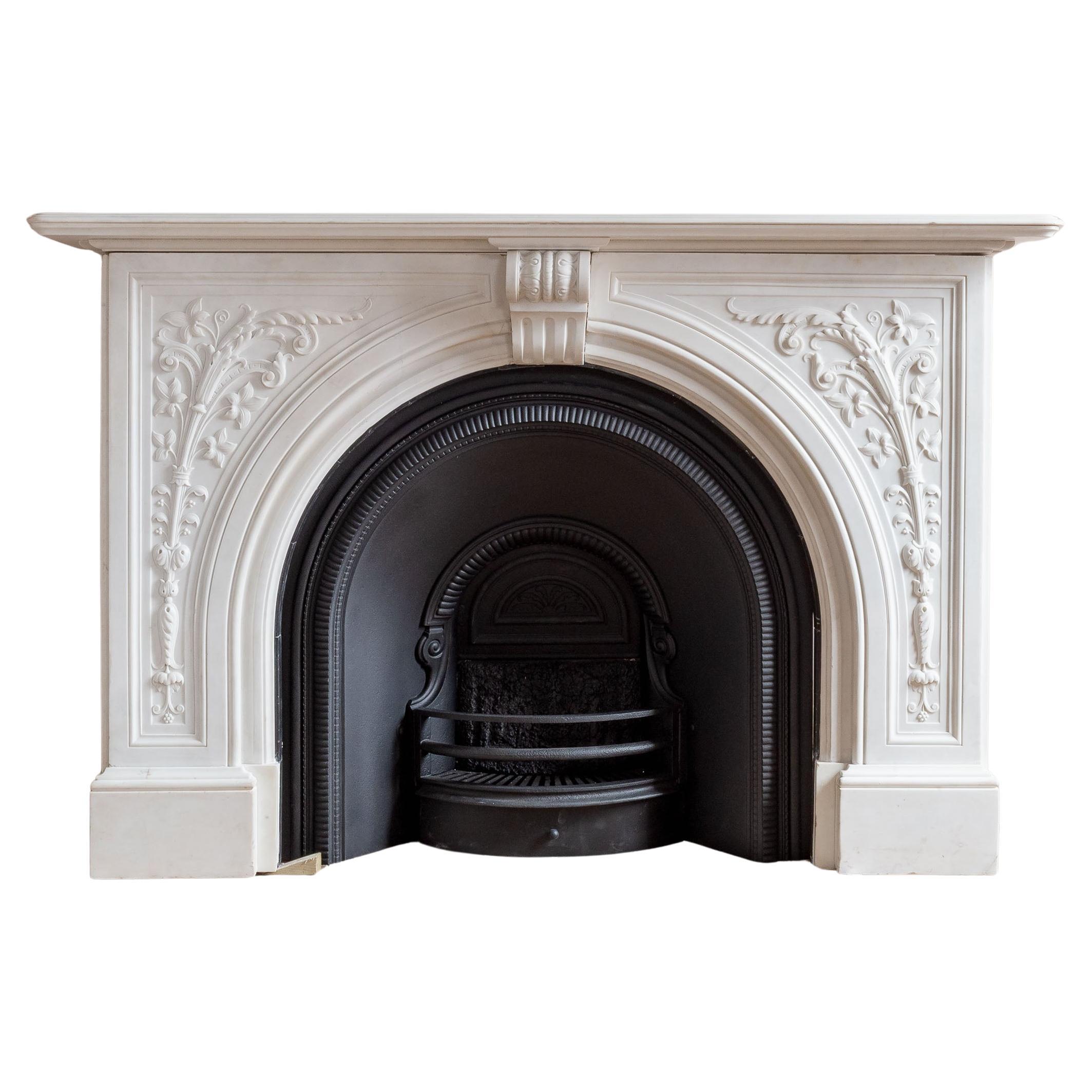 Chimenea victoriana antigua de mármol estatuario con inserto de hierro en venta