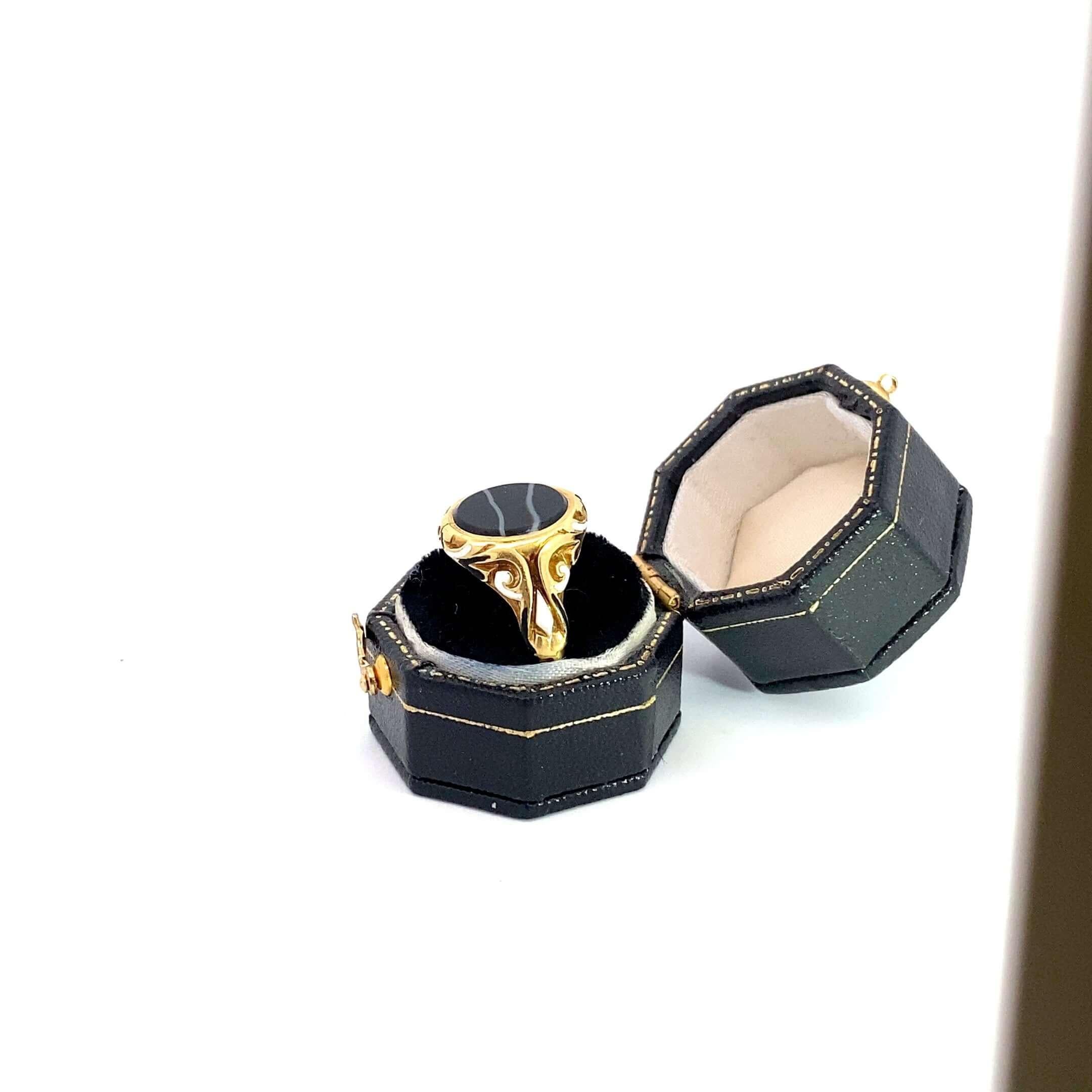 Early Victorian Striped Agate Signet Ring In Good Condition For Sale In Brooklyn, NY