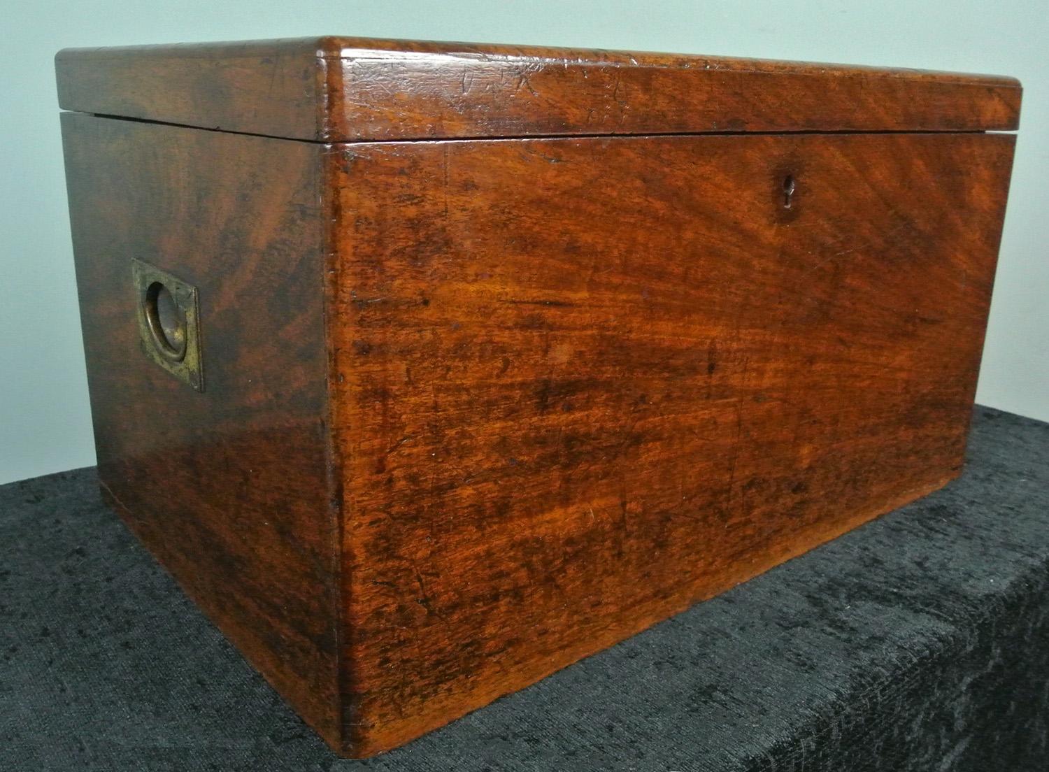 Un coffre de campagne et de documents en teck massif d'une taille très inhabituelle.  

La boîte est entièrement originale et fabriquée en teck magnifiquement patiné avec des poignées latérales en laiton.

En excellent état d'origine, fait à la main
