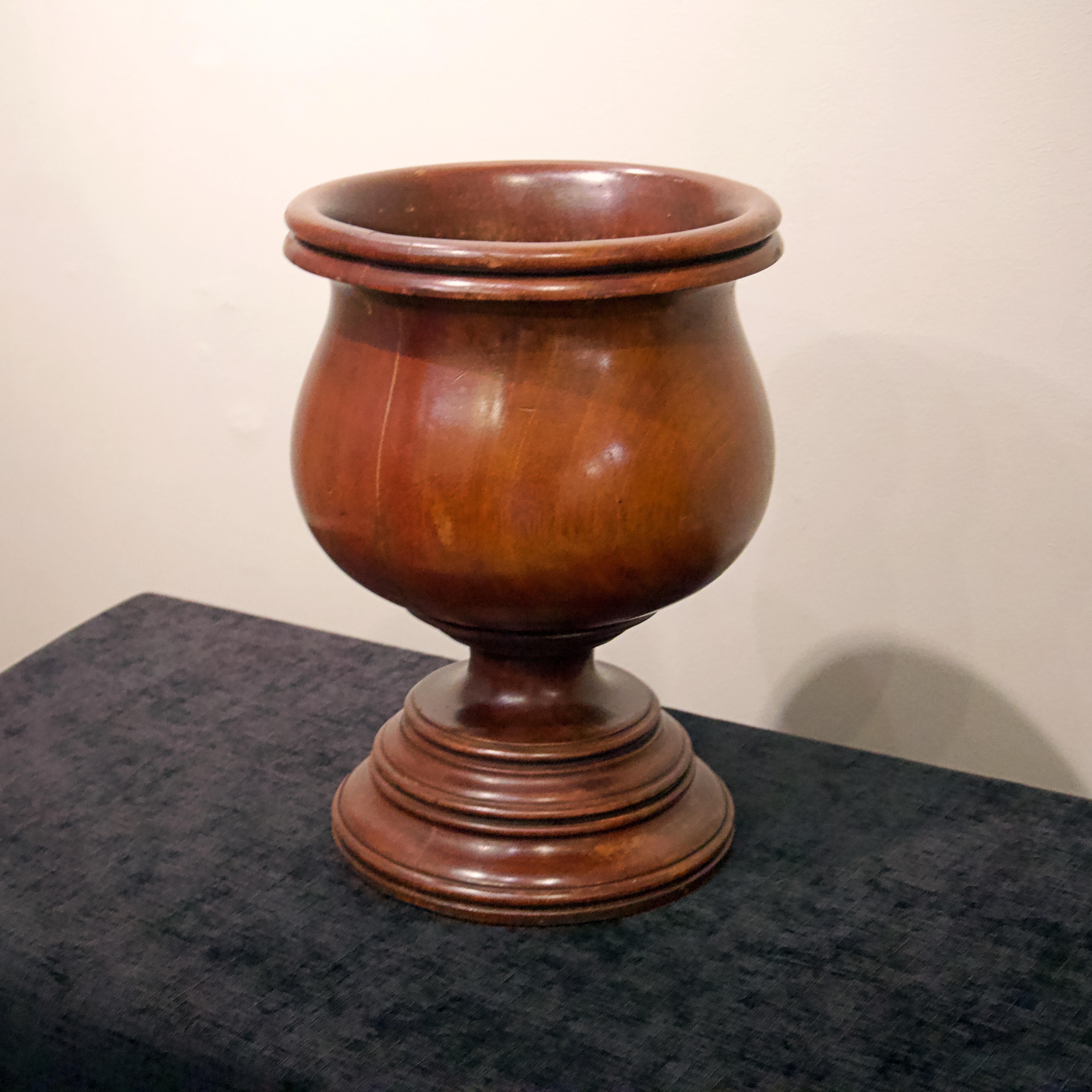 19th century, turned fruitwood urn.
