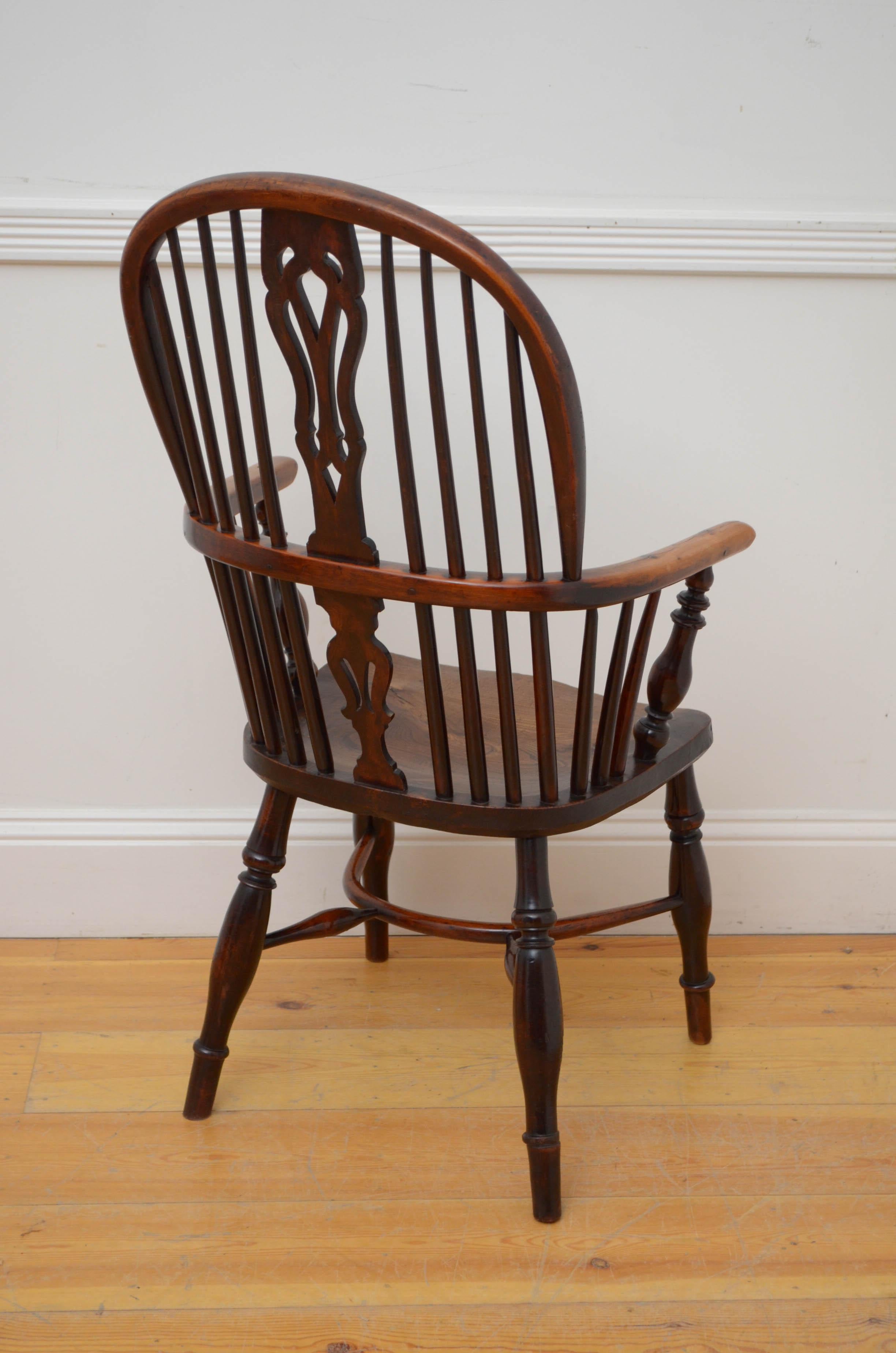 English Early Victorian Windsor Chair in Yew and Elm For Sale