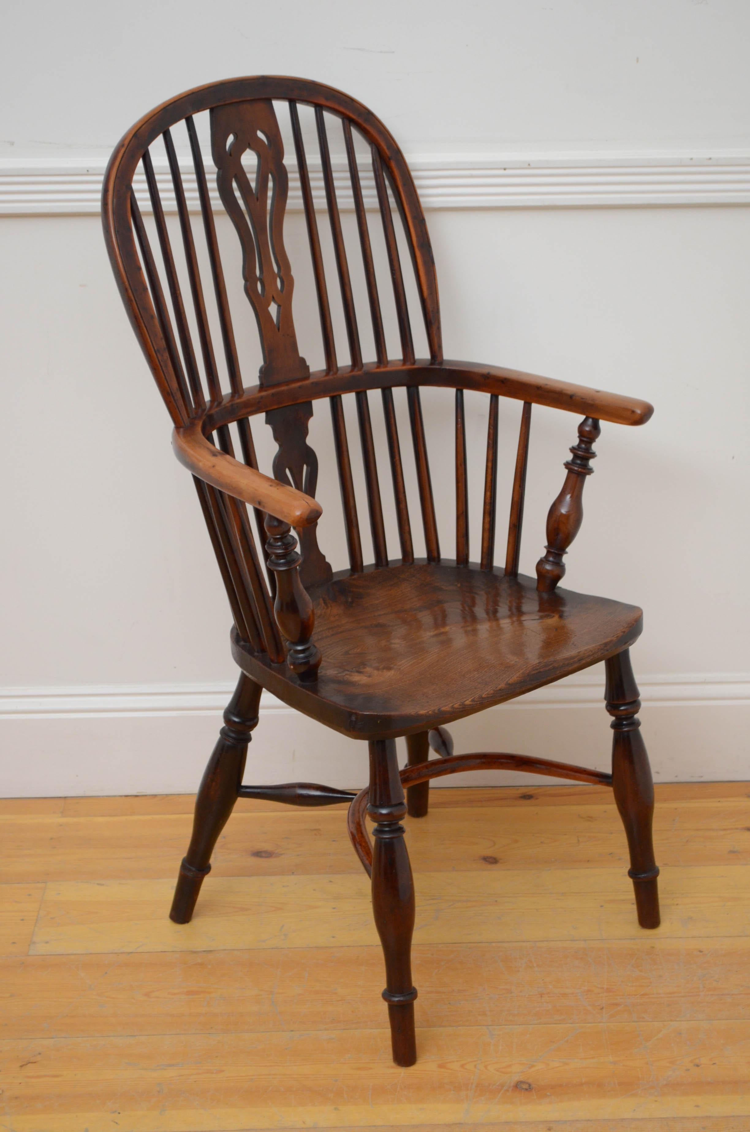 Early Victorian Windsor Chair in Yew and Elm In Distressed Condition For Sale In Whaley Bridge, GB
