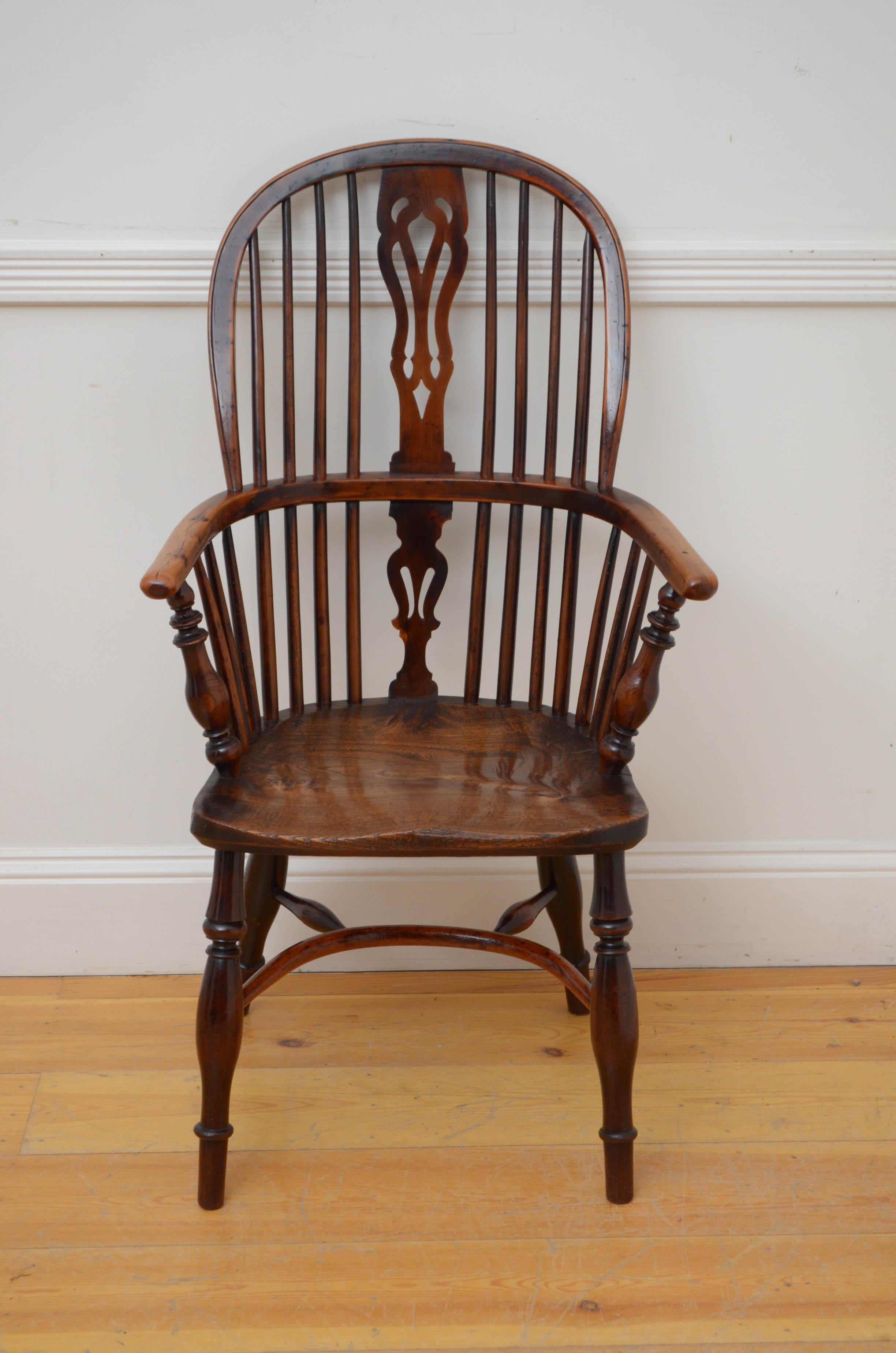 Frühviktorianischer Windsor-Stuhl aus Eibe und Ulme (19. Jahrhundert) im Angebot