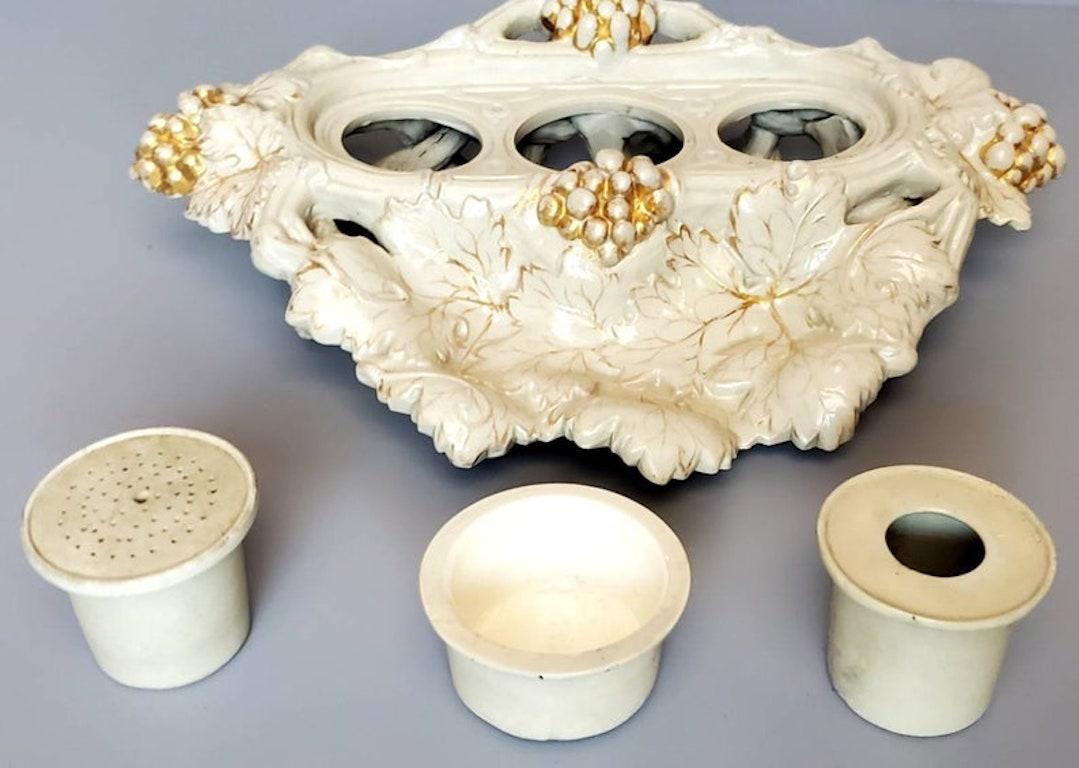 Ein äußerst seltenes frühes Villeroy & Boch Keramik-Tischgestell. Die unberührte deutsche Antiquität aus der Zeit um 1860 wurde im dritten Viertel des 19. Jahrhunderts in Mettlach in meisterhafter Handarbeit hergestellt. Das paketvergoldete