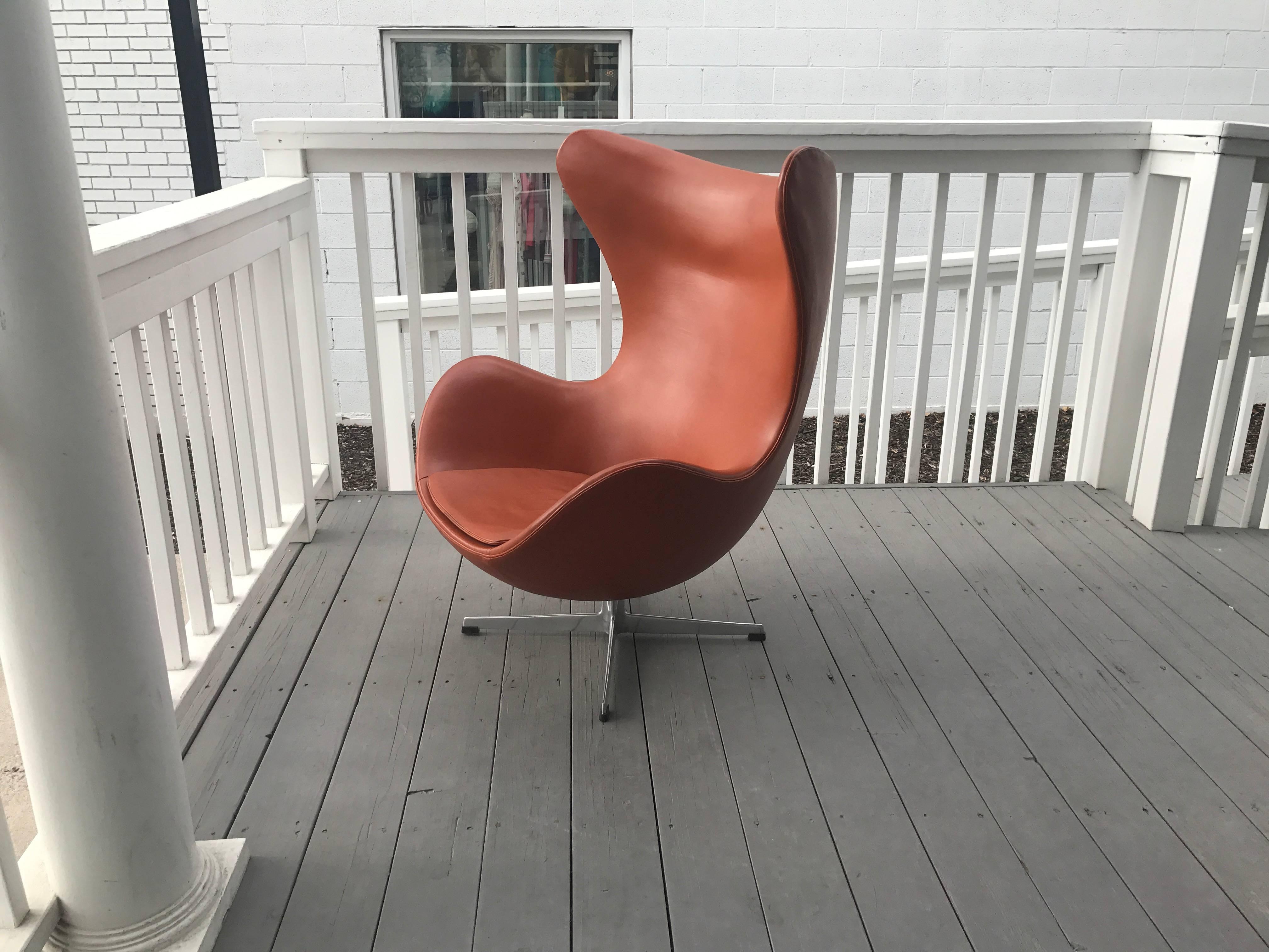 Early Vintage Authentic Leather Arne Jacobsen Egg Chair for Fritz Hansen In Excellent Condition In Salt Lake City, UT