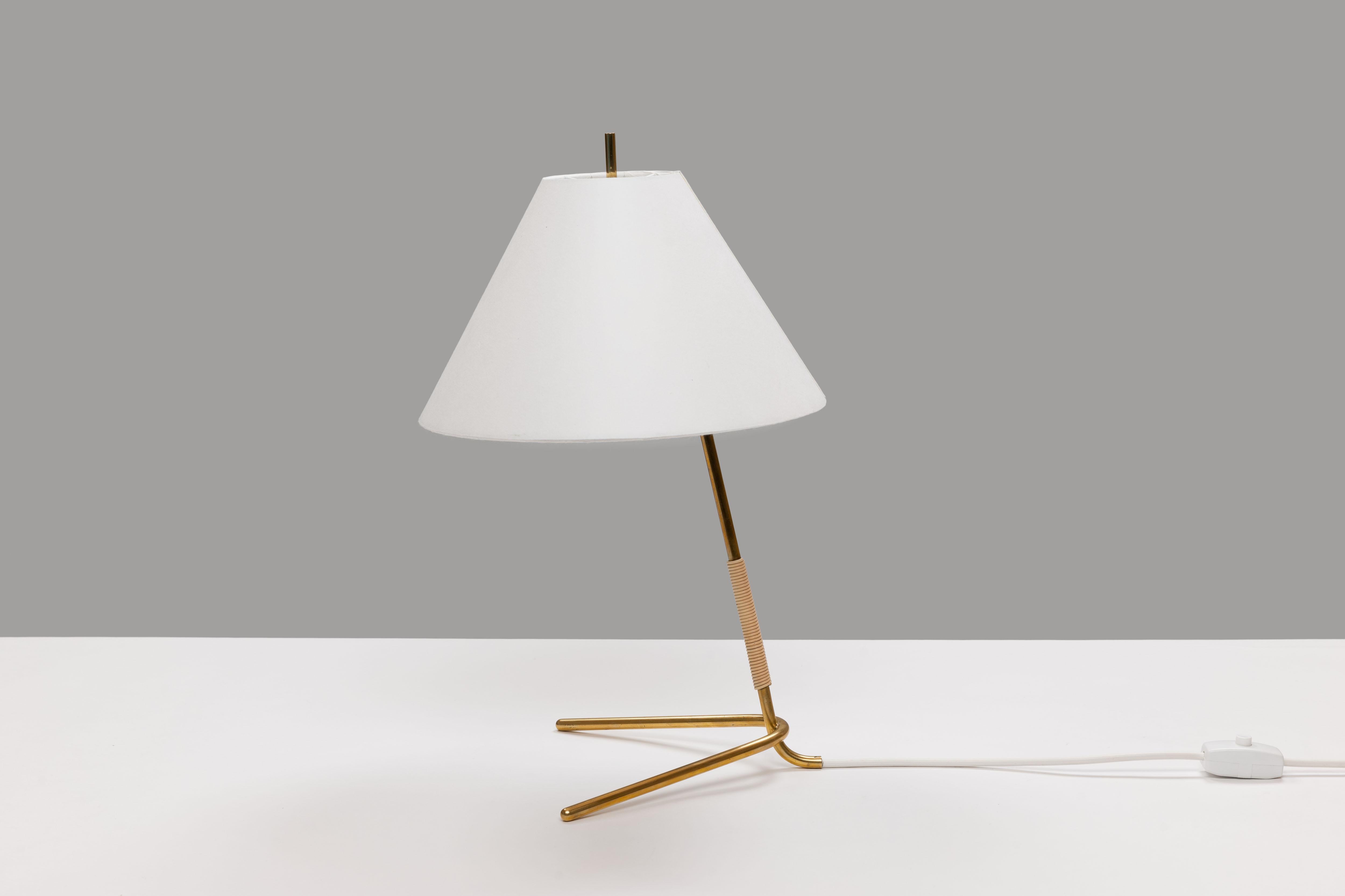 Early example table lamp model 'Hase TL' by Austrian Kalmar Lighting. An iconic design, praised for its high quality and refined design and wonderful diffuse light. 

The freestanding lamp 'Hase' from 1954 is an example of the Wiener Werkbund,
