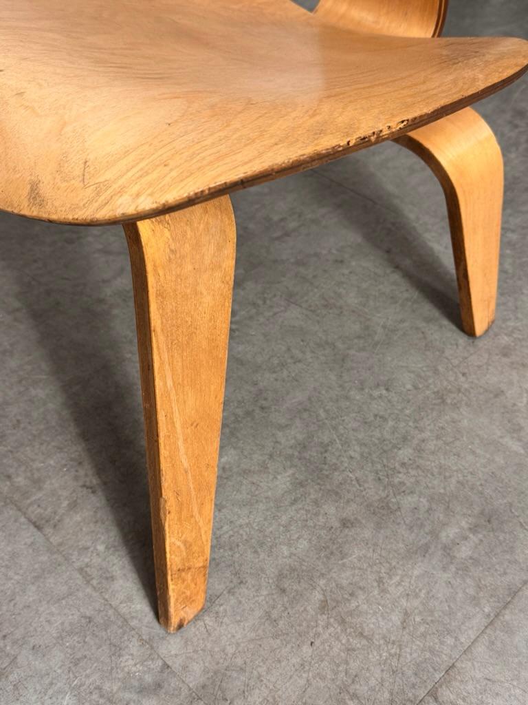 Early Vintage Charles Eames for Herman Miller LCW Birch Plywood Lounge Chair For Sale 5