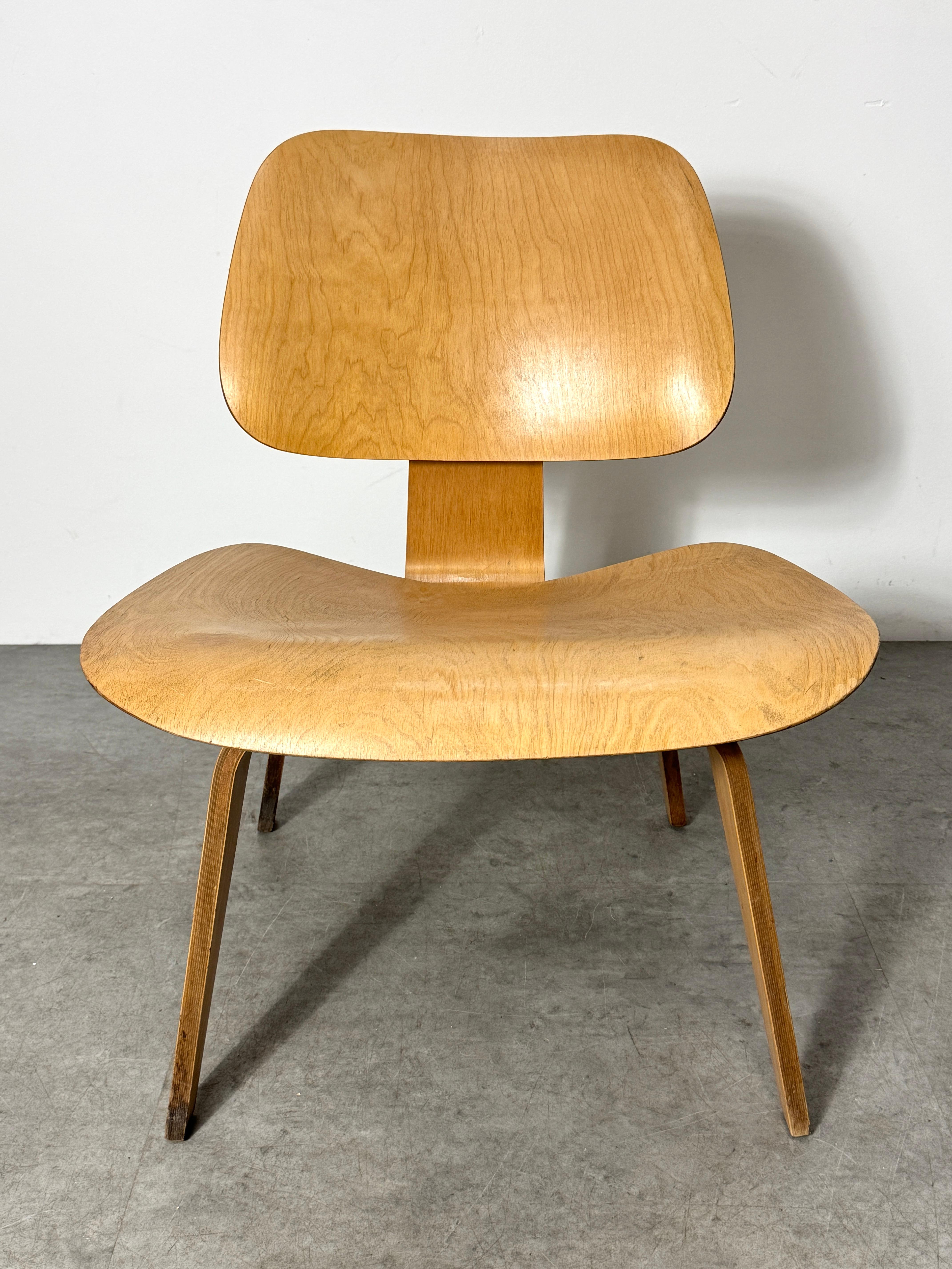 Early Vintage Charles Eames for Herman Miller LCW Birch Plywood Lounge Chair In Fair Condition For Sale In Troy, MI