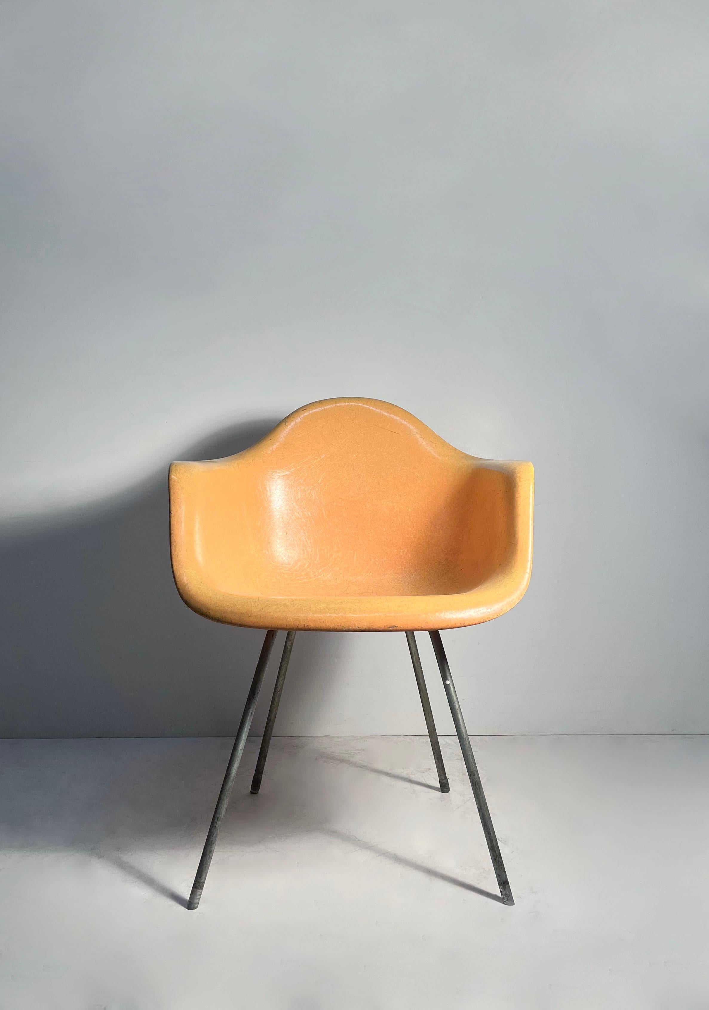 Early Vintage Charles Eames Herman Miller Arm Shell Chair.  SAX or DAX, uncertain which name is correct for this version. Zinc X Base

Nice early chair that has a nice attractive naturally worn/faded color patina to the fiberglass.  Rectangular area