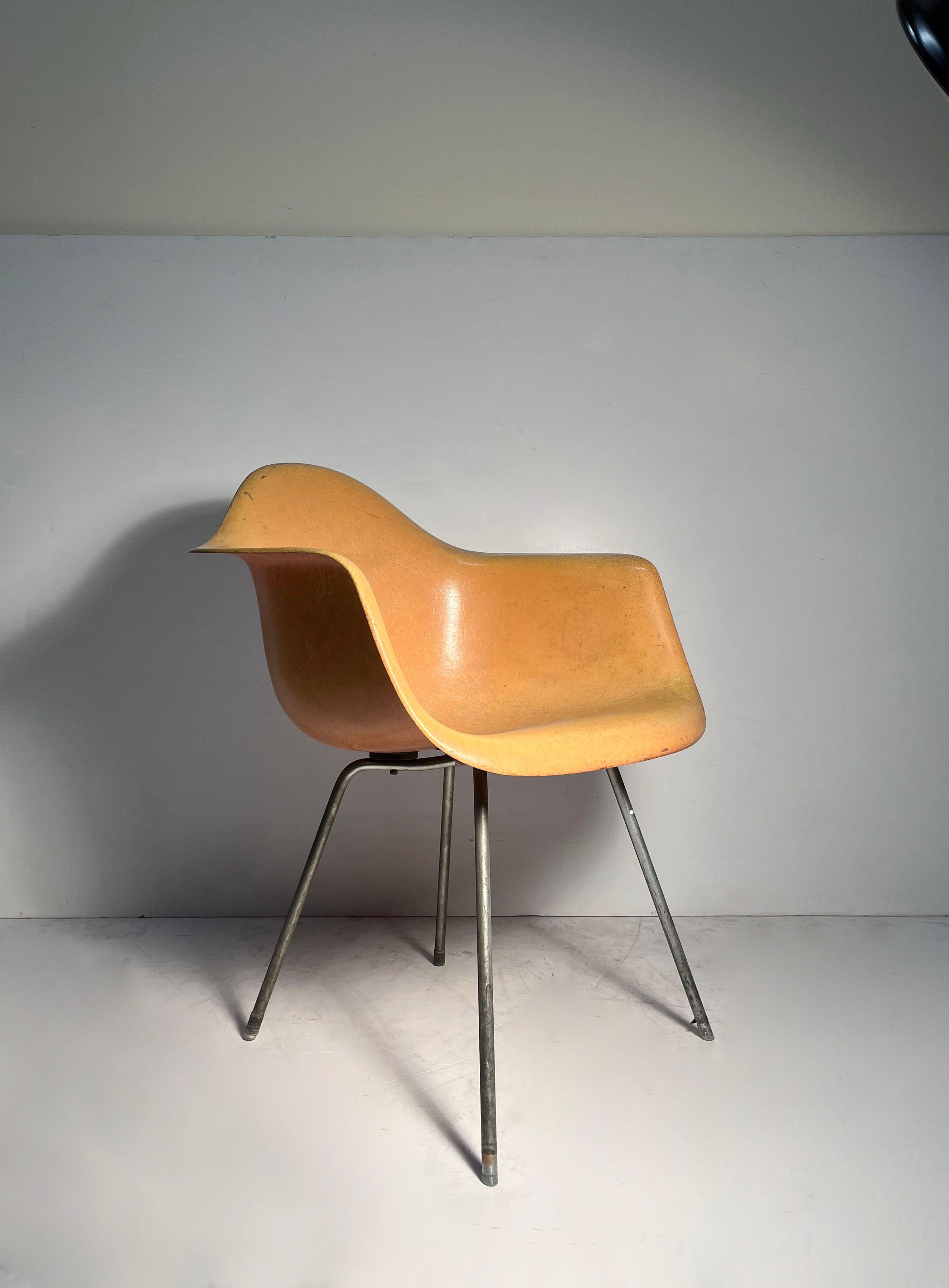 Mid-Century Modern Early Vintage Charles Eames Herman Miller Arm Shell Chair / SAX or DAX / X Base For Sale