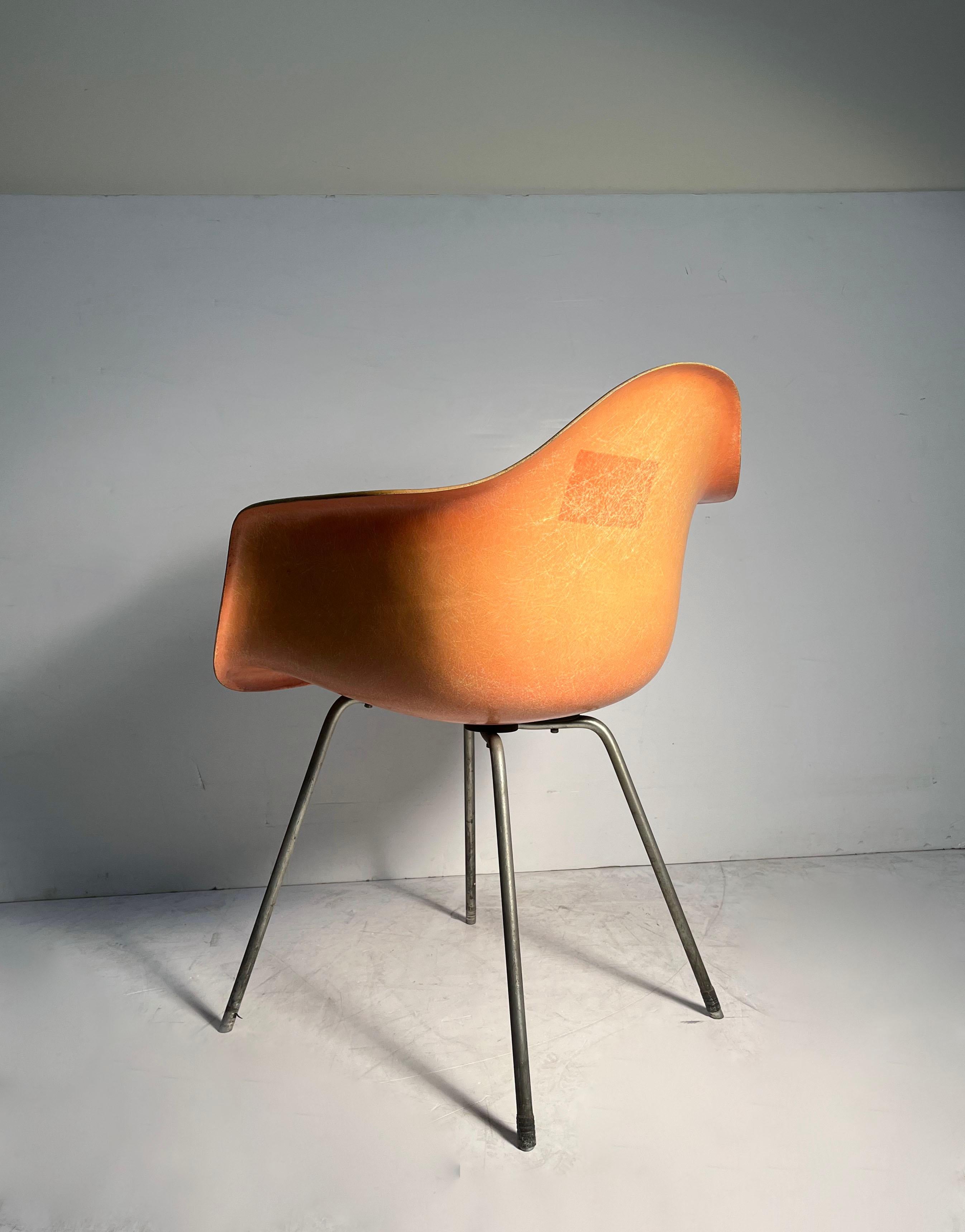American Early Vintage Charles Eames Herman Miller Arm Shell Chair / SAX or DAX / X Base For Sale