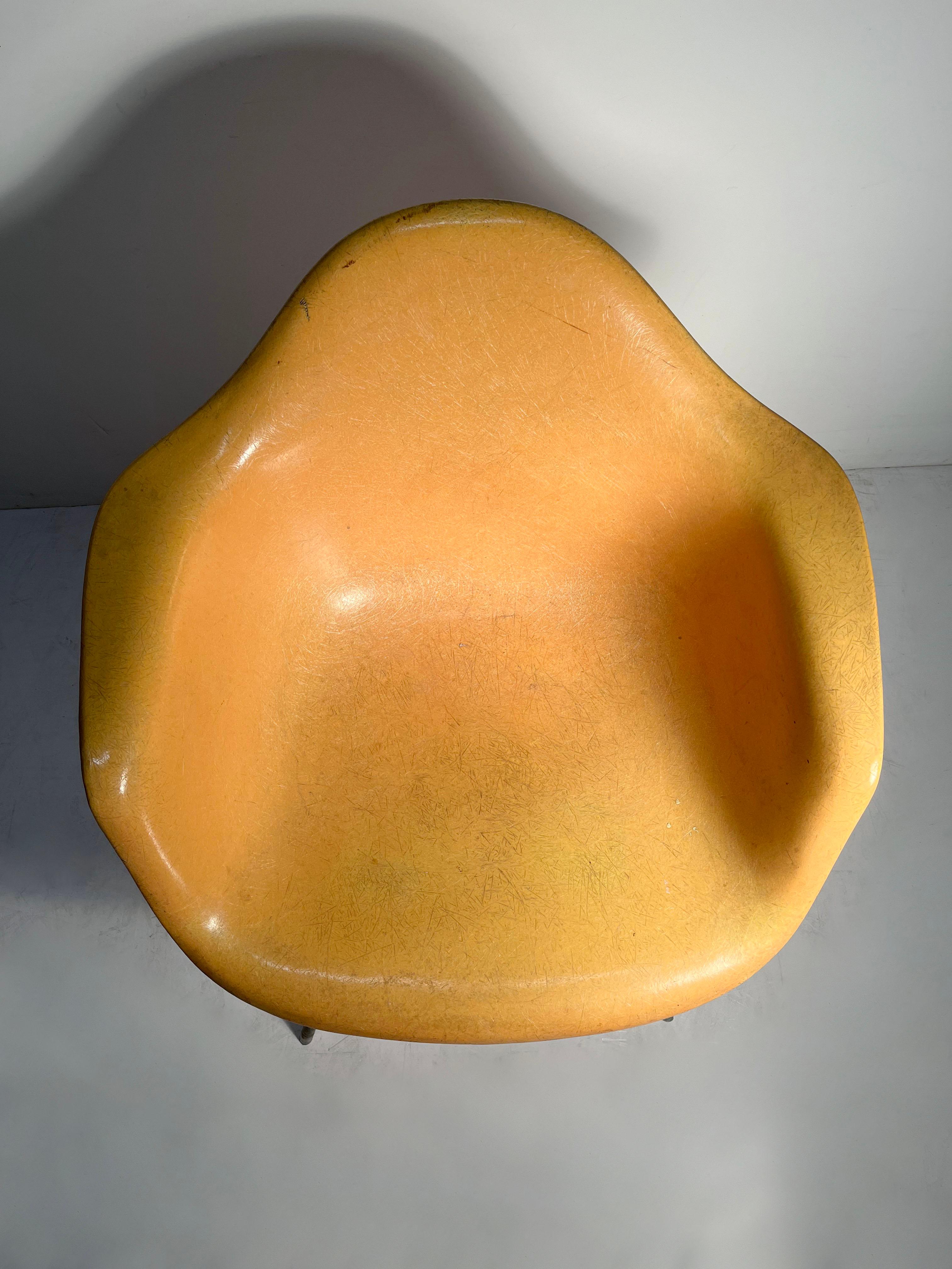Early Vintage Charles Eames Herman Miller Arm Shell Chair / SAX or DAX / X Base In Good Condition For Sale In Chicago, IL