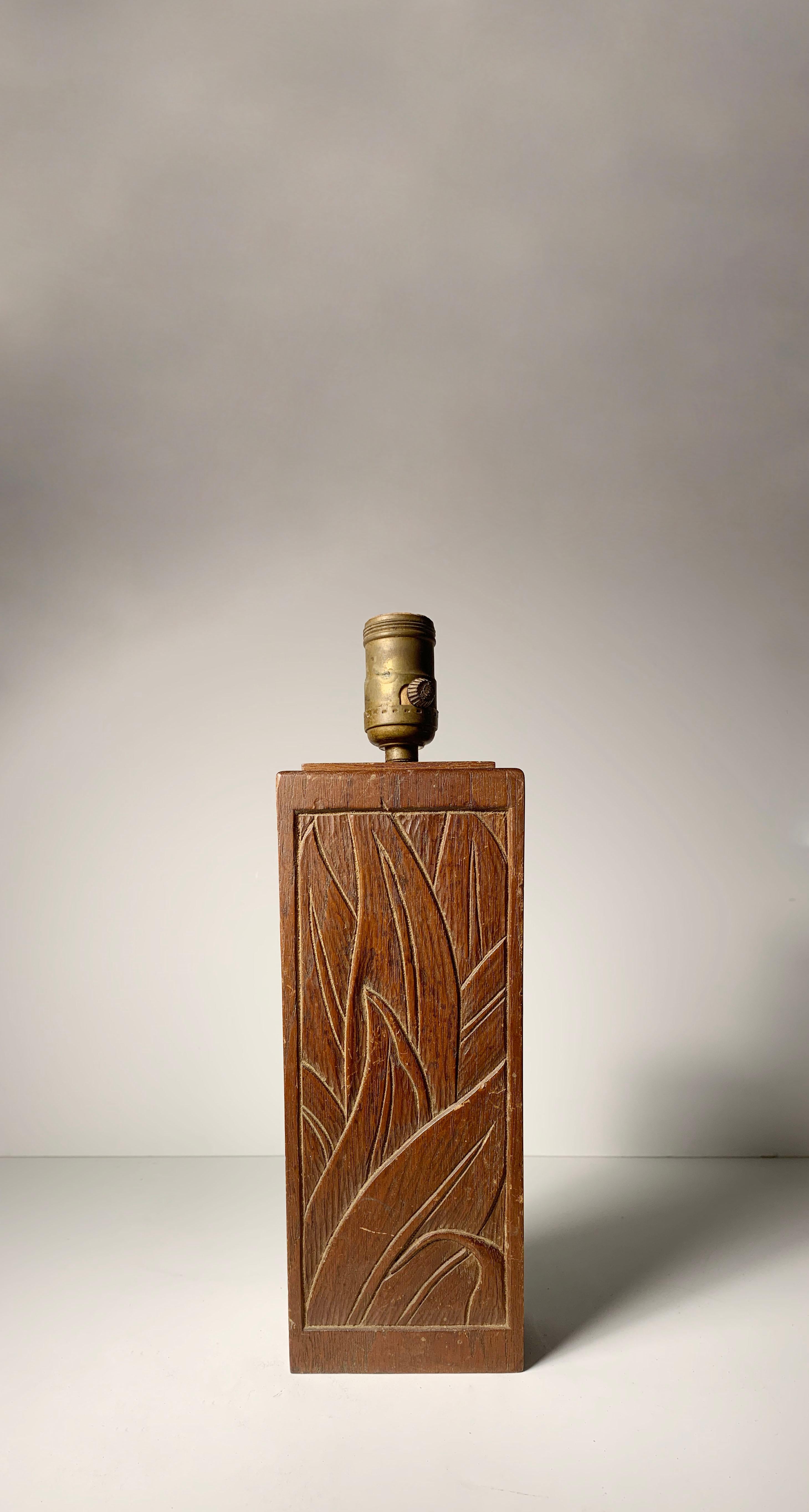 Frühe Vintage-Deko-Tischlampe aus geschnitztem Holz mit Blumenmuster (Art déco) im Angebot