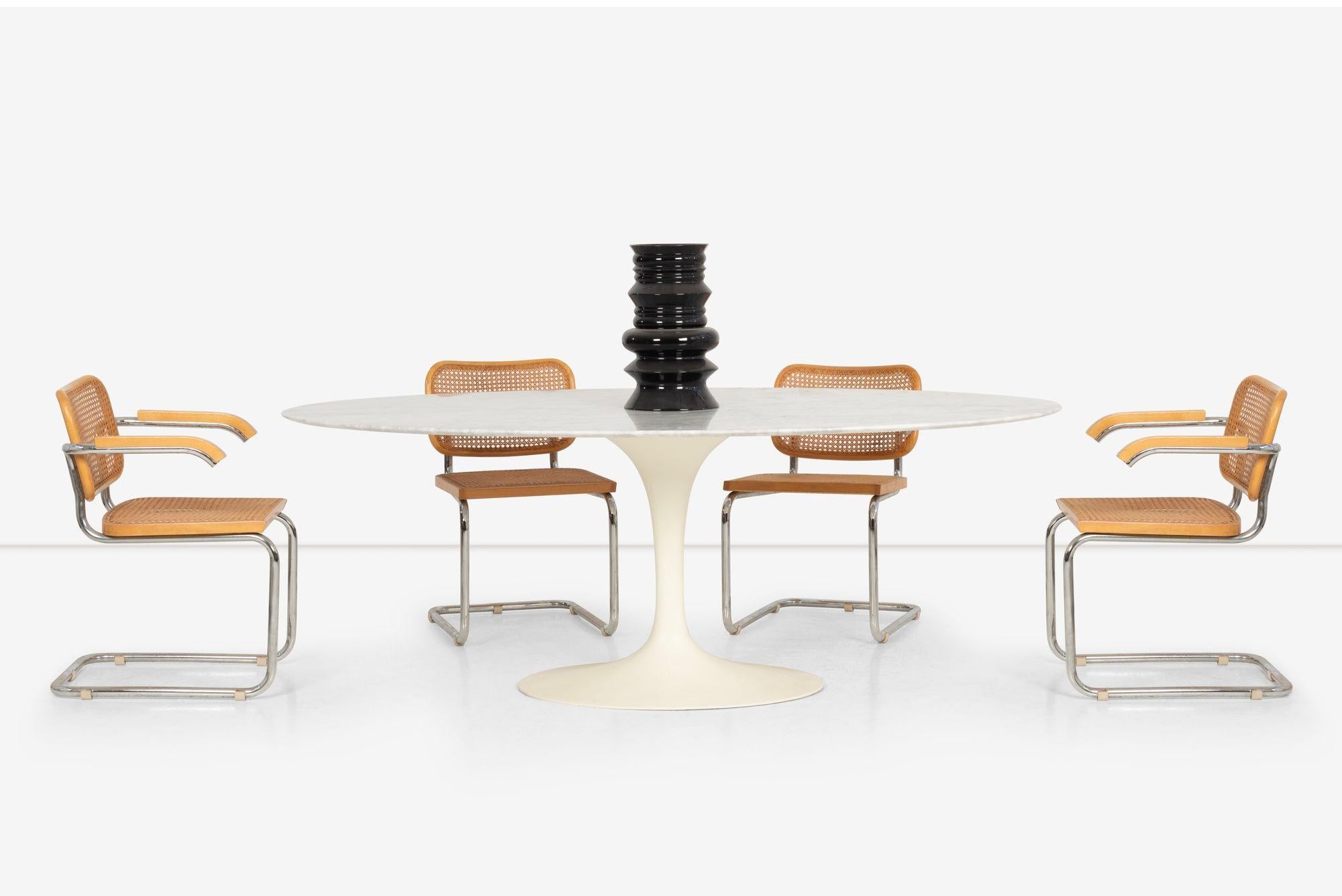 Frühes Vintage Eero Saarinen Tulip Tisch, Carrara Marmor mit Guss-Aluminium Basis
Signiert Unterseite Knoll

Abmessungen:
28,25