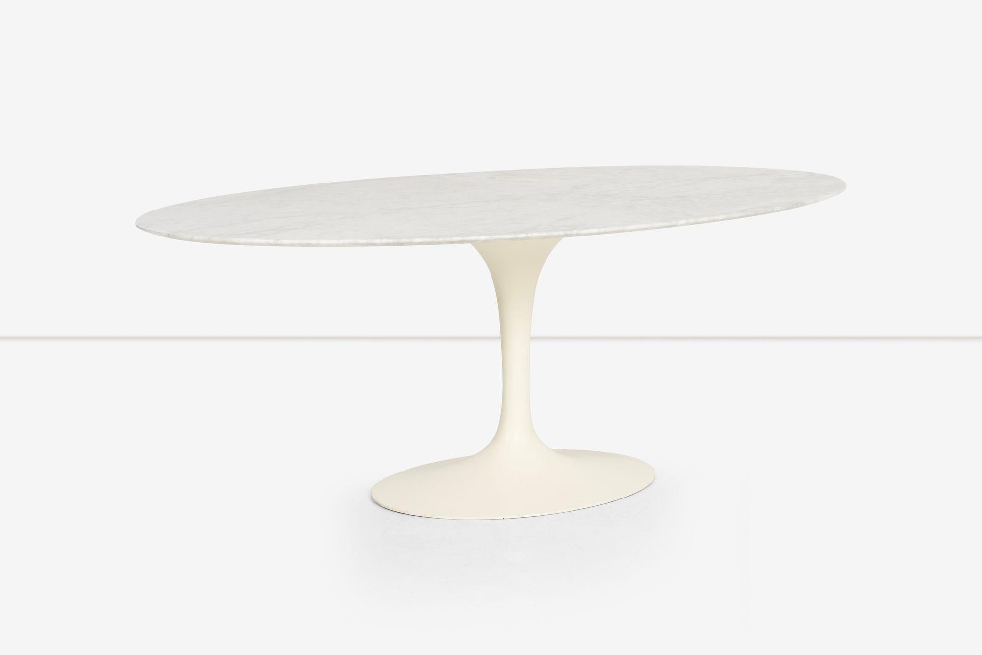 Early Vintage Eero Saarinen Tulip Table, Carrara Marble In Good Condition For Sale In Chicago, IL