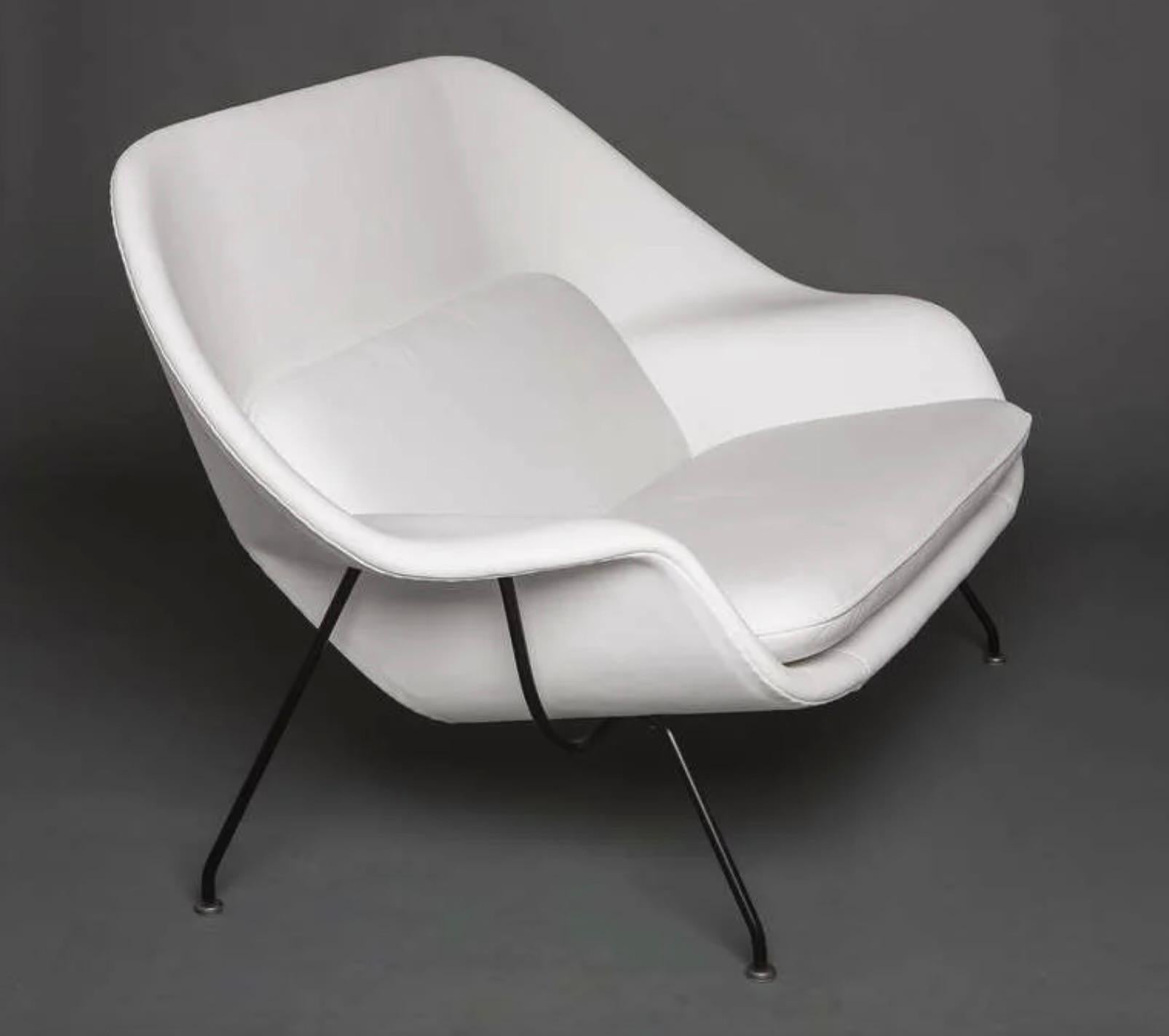 Ein frühes, von Eero Saarinen entworfenes Womb-Sofa
Knoll ca. 1960er Jahre

Schwarz emaillierter Stahlrahmen mit neuer weißer Lederpolsterung
Original Label auf der Unterseite intakt

62 Zoll Breite
34 Zoll Tiefe
35 Zoll Höhe
16 Zoll Sitzhöhe