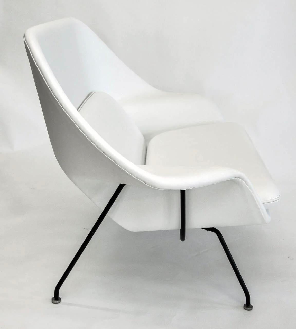 Frühes Vintage By Eero Saarinen Womb Settee Sofa für Knoll restauriert in weißem Leder (Moderne der Mitte des Jahrhunderts) im Angebot