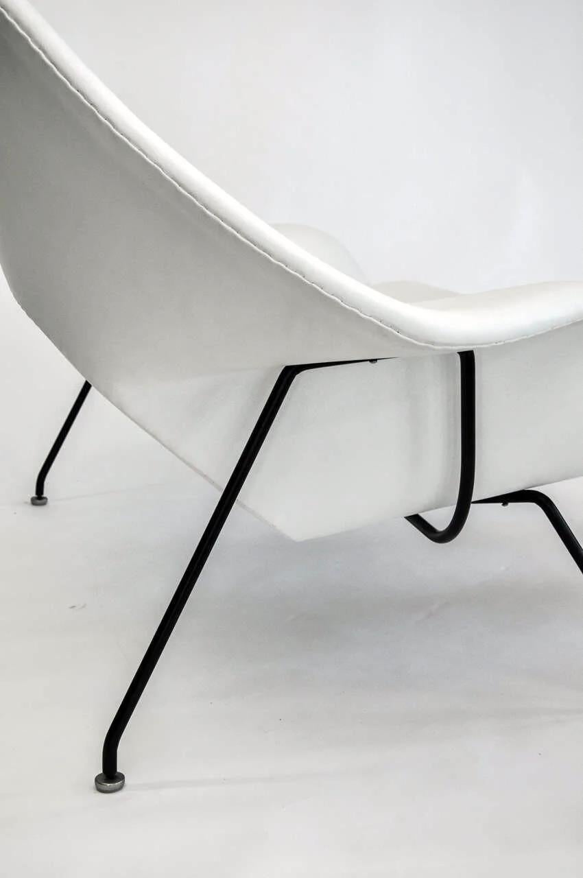 Frühes Vintage By Eero Saarinen Womb Settee Sofa für Knoll restauriert in weißem Leder (amerikanisch) im Angebot