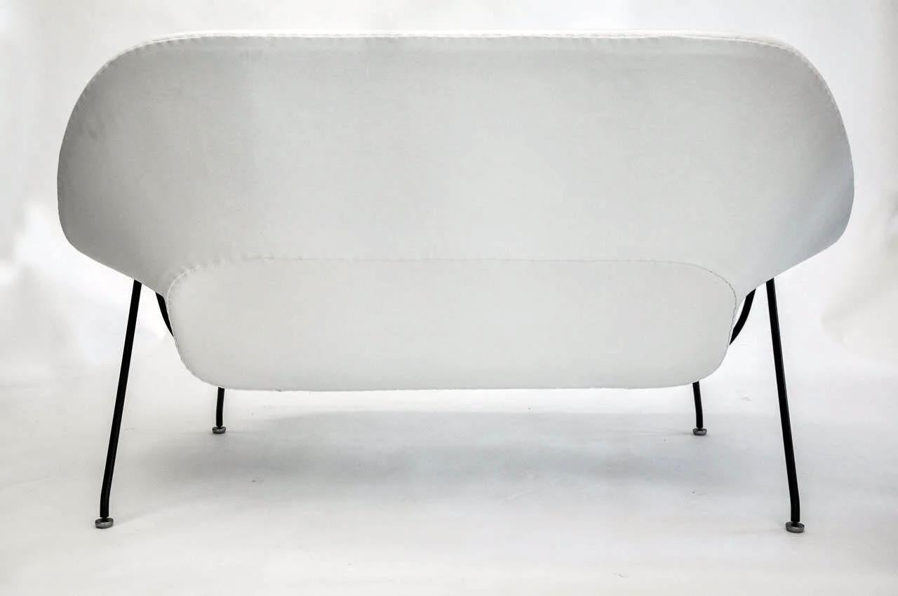 Frühes Vintage By Eero Saarinen Womb Settee Sofa für Knoll restauriert in weißem Leder im Zustand „Gut“ im Angebot in Troy, MI
