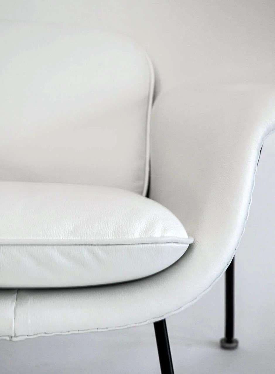 Frühes Vintage By Eero Saarinen Womb Settee Sofa für Knoll restauriert in weißem Leder (20. Jahrhundert) im Angebot