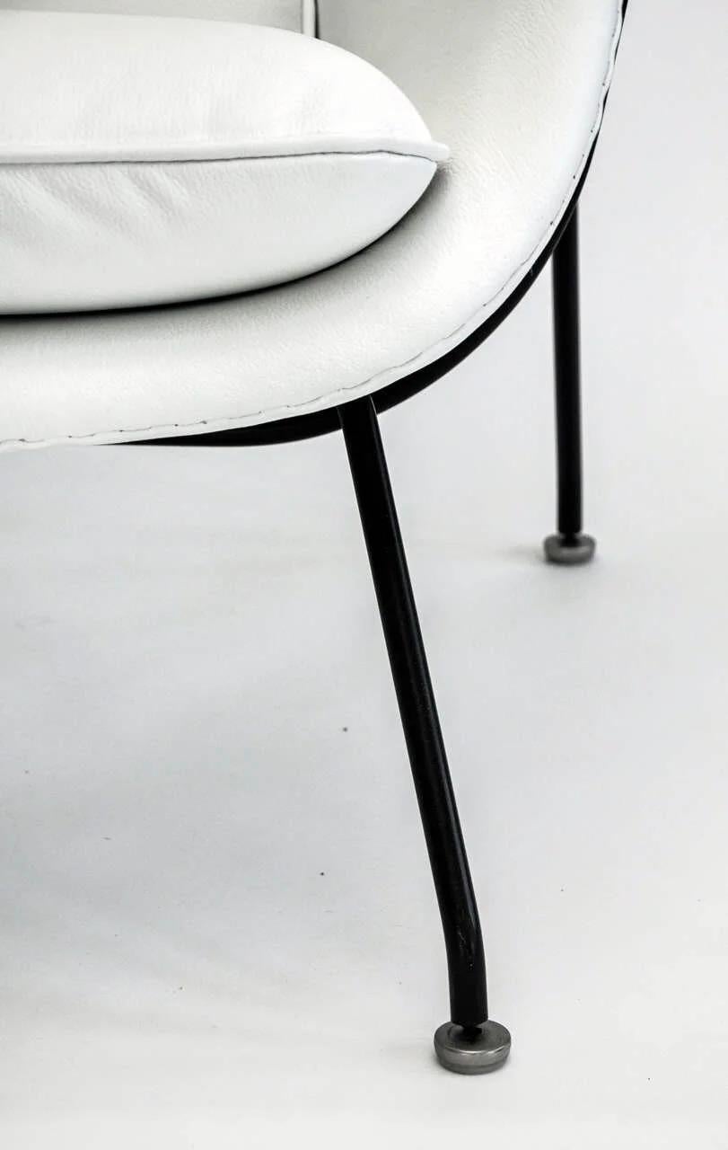 Frühes Vintage By Eero Saarinen Womb Settee Sofa für Knoll restauriert in weißem Leder (Stahl) im Angebot