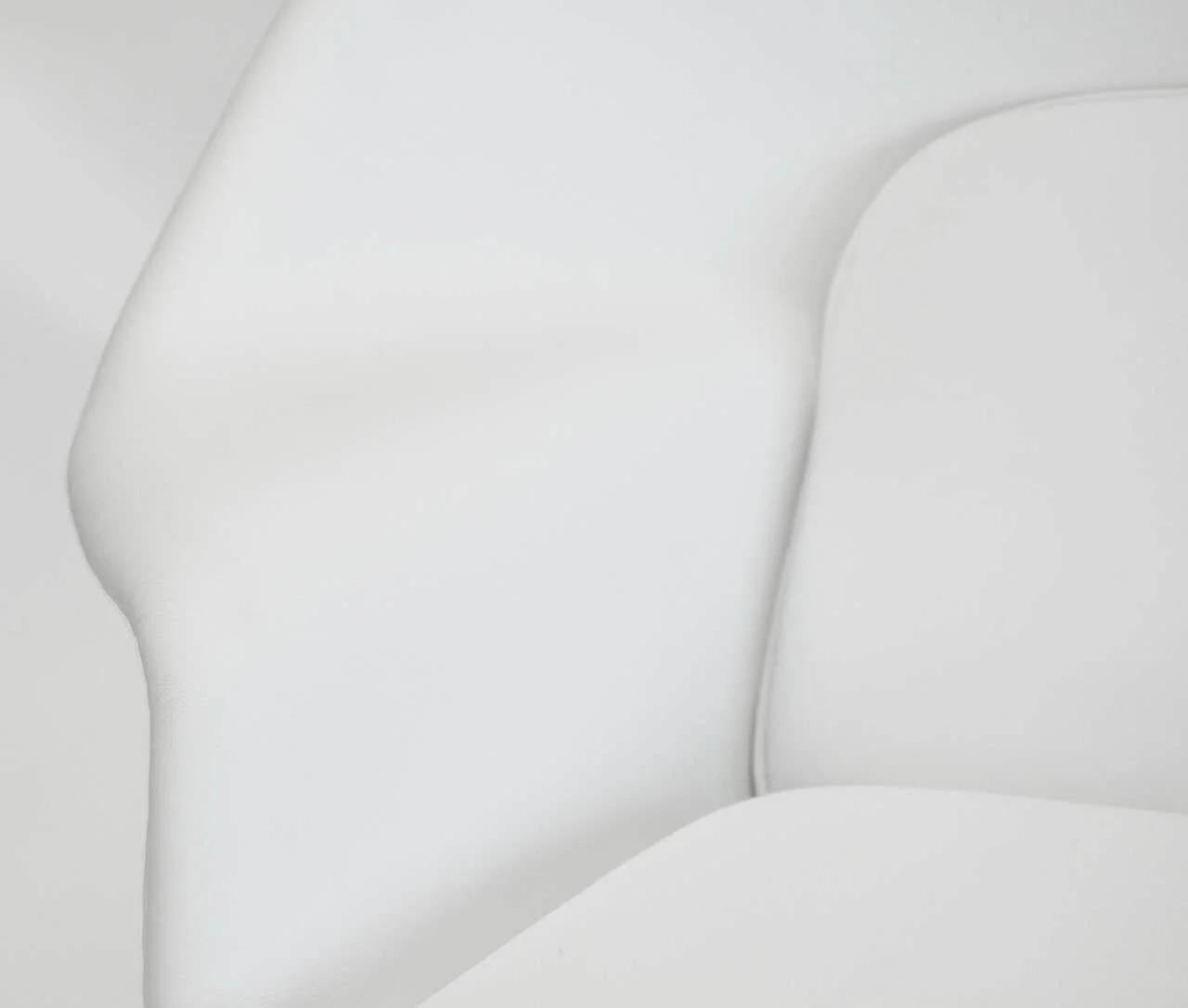 Frühes Vintage By Eero Saarinen Womb Settee Sofa für Knoll restauriert in weißem Leder im Angebot 1