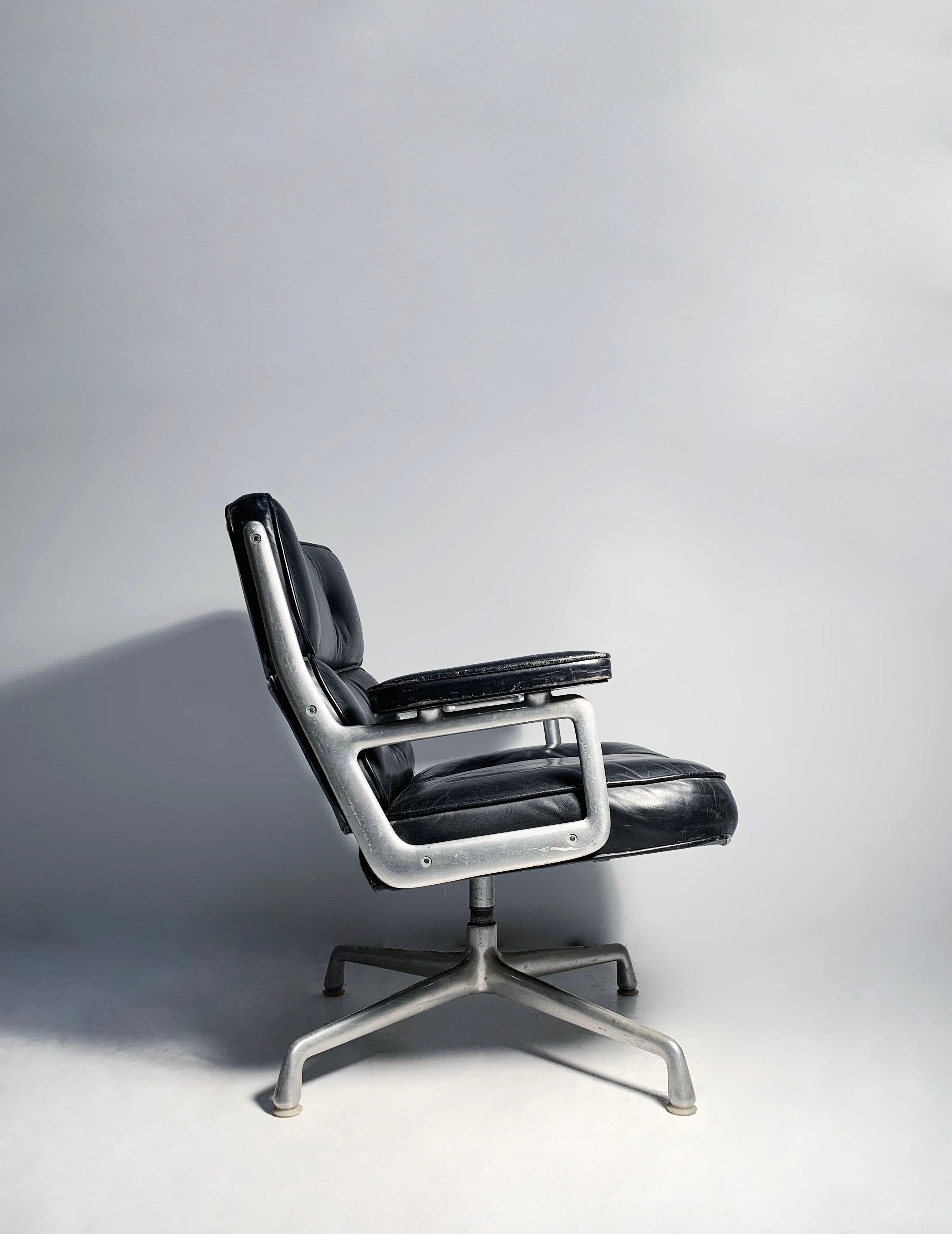 eames lobby chair