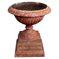 Paire d'urnes en fer anciennement vintage sur socles