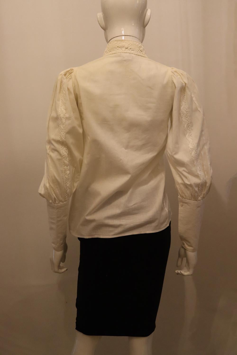 Frühzeitig  Weiße Vintage-Baumwollbluse von Laura Ashley ( hergestellt in Wales) (Braun) im Angebot