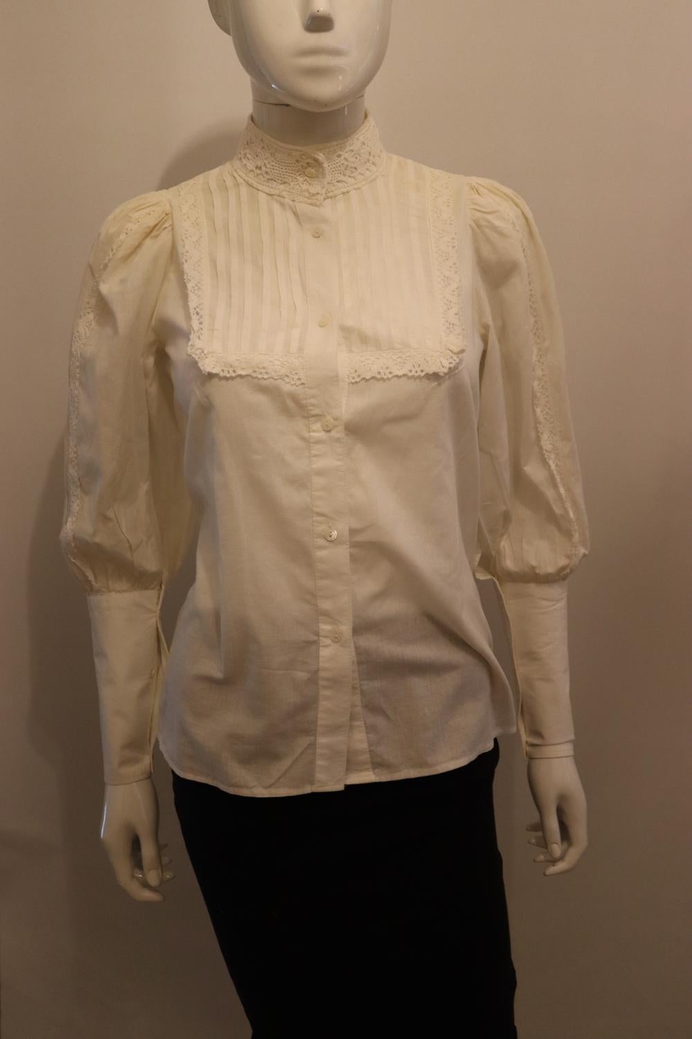 Frühzeitig  Weiße Vintage-Baumwollbluse von Laura Ashley ( hergestellt in Wales) Damen im Angebot