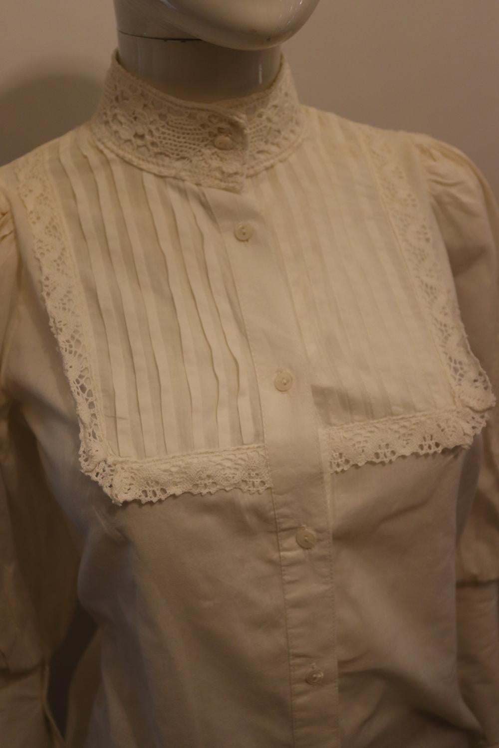 Frühzeitig  Weiße Vintage-Baumwollbluse von Laura Ashley ( hergestellt in Wales) im Angebot 2