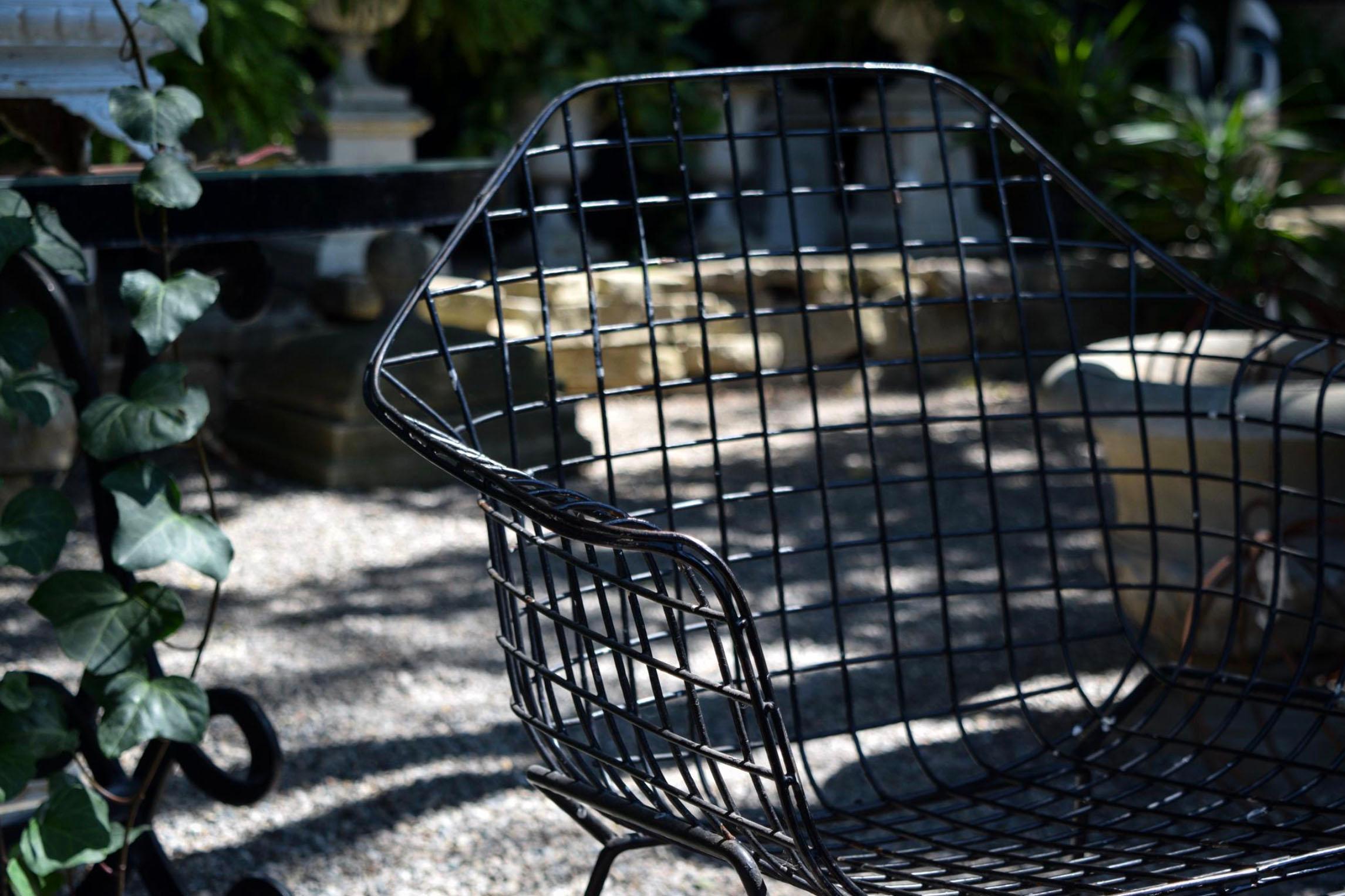 Früher Vintage-Tisch und Stühle im Stil von Harry Bertoia für Knoll, 3er-Set im Zustand „Gut“ im Angebot in Bloomfield Hills, MI