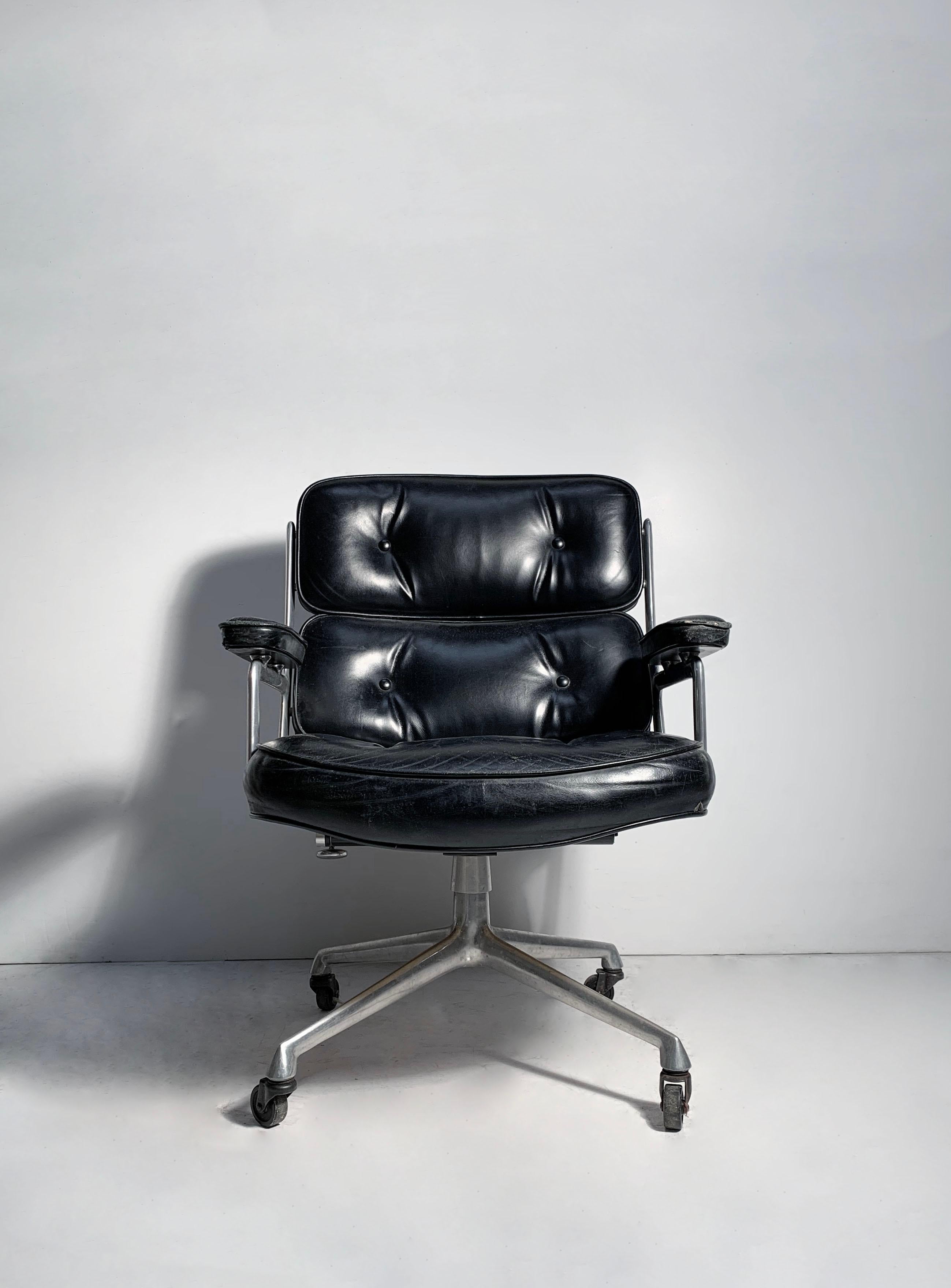 Vintage Time Life Desk Chair ES104 von Charles Eames für Herman Miller. Das scheint ein schönes frühes Beispiel des Designs zu sein.
Ich werde die Abmessungen des Stuhls noch einmal überprüfen.

Abnutzung des Originalleders wie abgebildet. Entweder