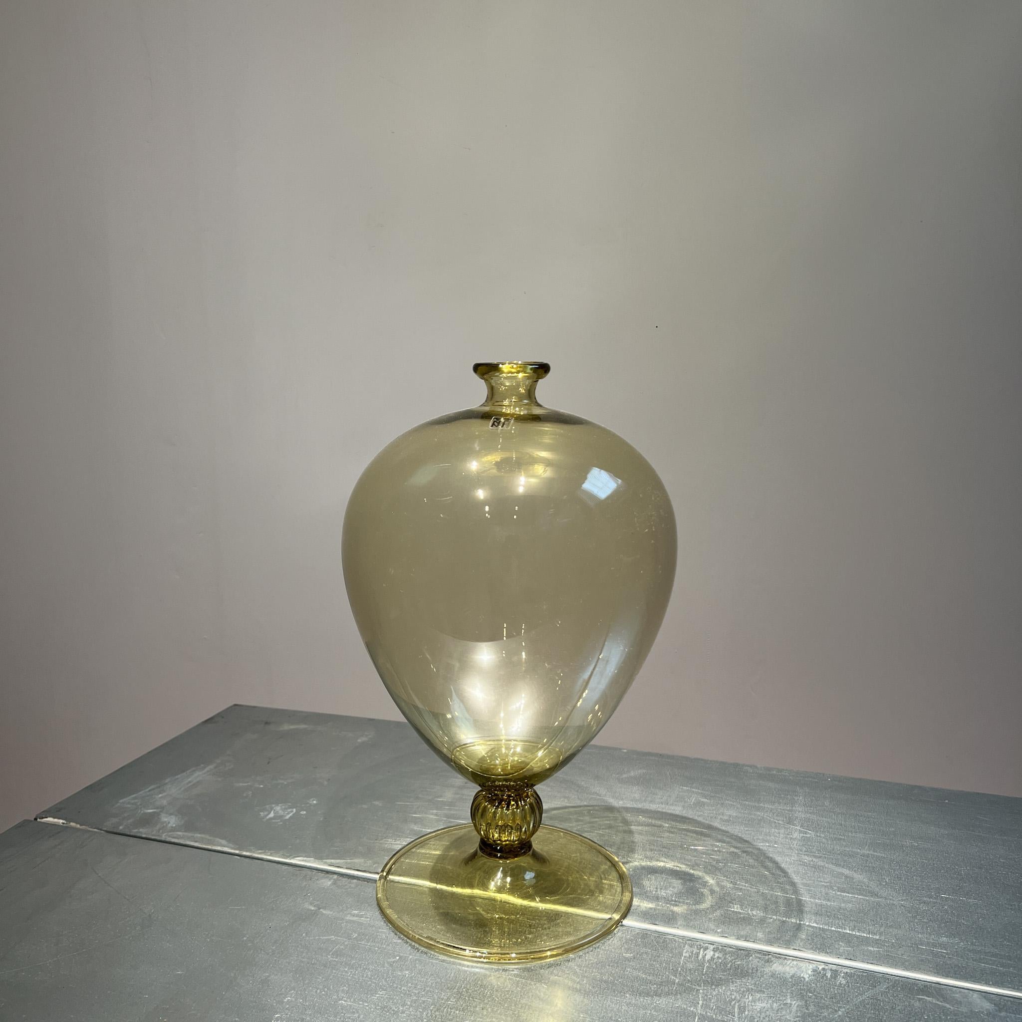 Superbe vase Véronèse, datant des années 1960 ou plus tôt. Signé avec l'étiquette et en dessous. Deux vases identiques disponibles.

Soufflé pour la première fois en 1921, grâce à l'intuition du directeur artistique de Venini 1921-1925 : le peintre