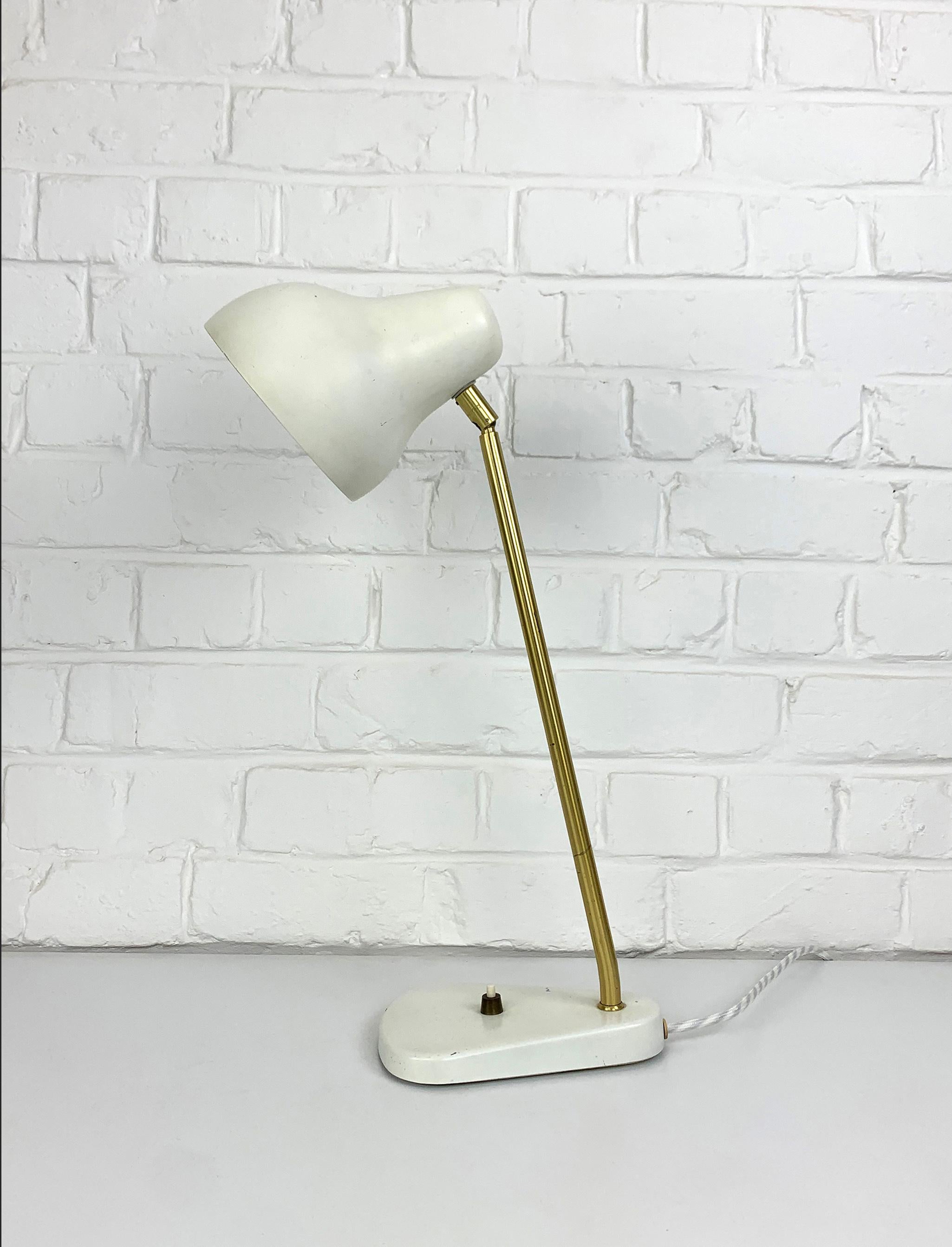 Vintage VL38 table lamp from the 1950ies, mat egg-shell paint, original finish. 

Shade made of aluminium, base made of iron, both painted off-white. Tube and ball-joint articulation made of brass. 

Organically formed lampshade which is
