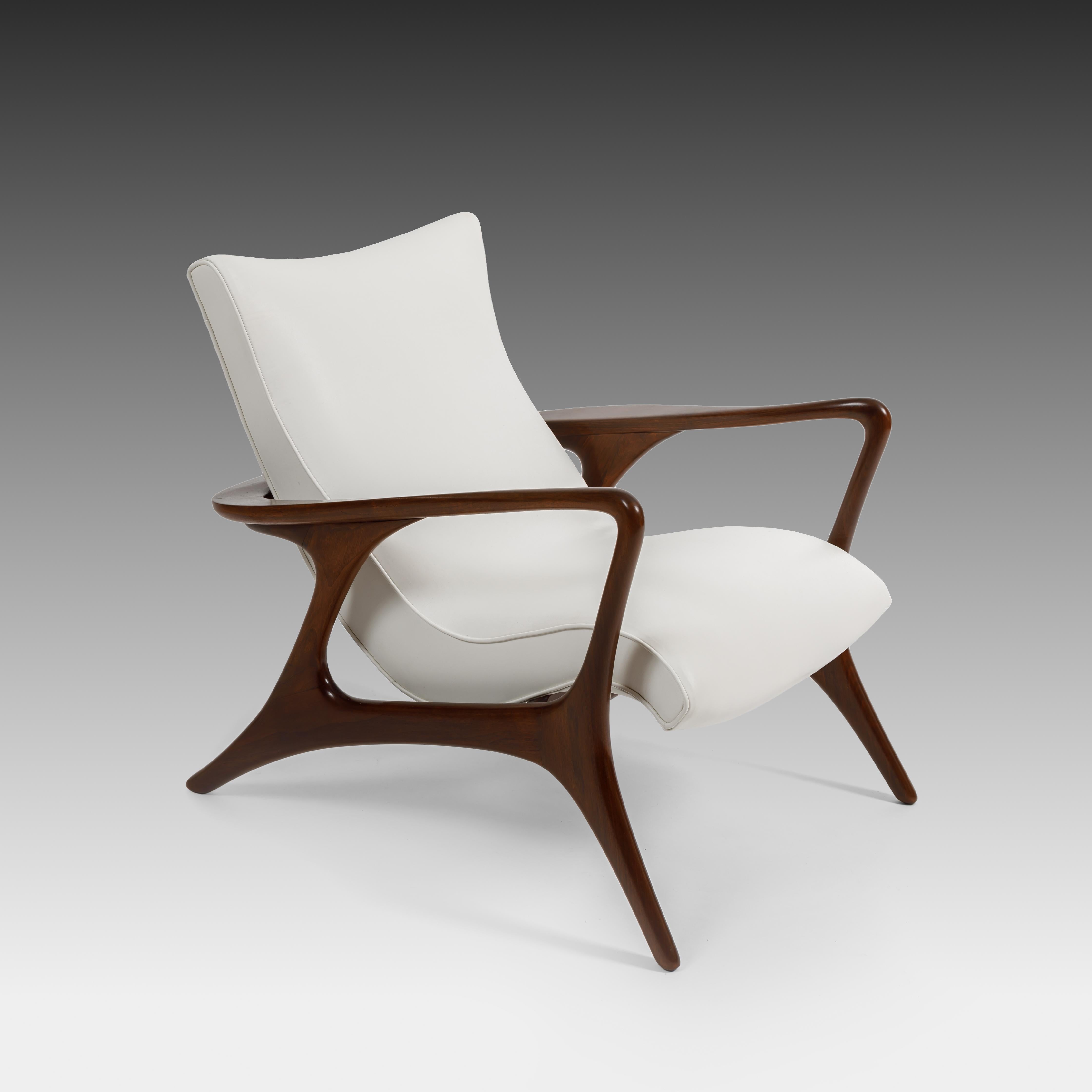 Early Vladimir Kagan for Kagan-Dreyfuss Inc. sculptural 'Contour' low back lounge chair in walnut frame and white leather upholstered padded seat, USA, 1950s.  This hallmark Kagan ergonomic design is meticulously crafted with sweeping lines and