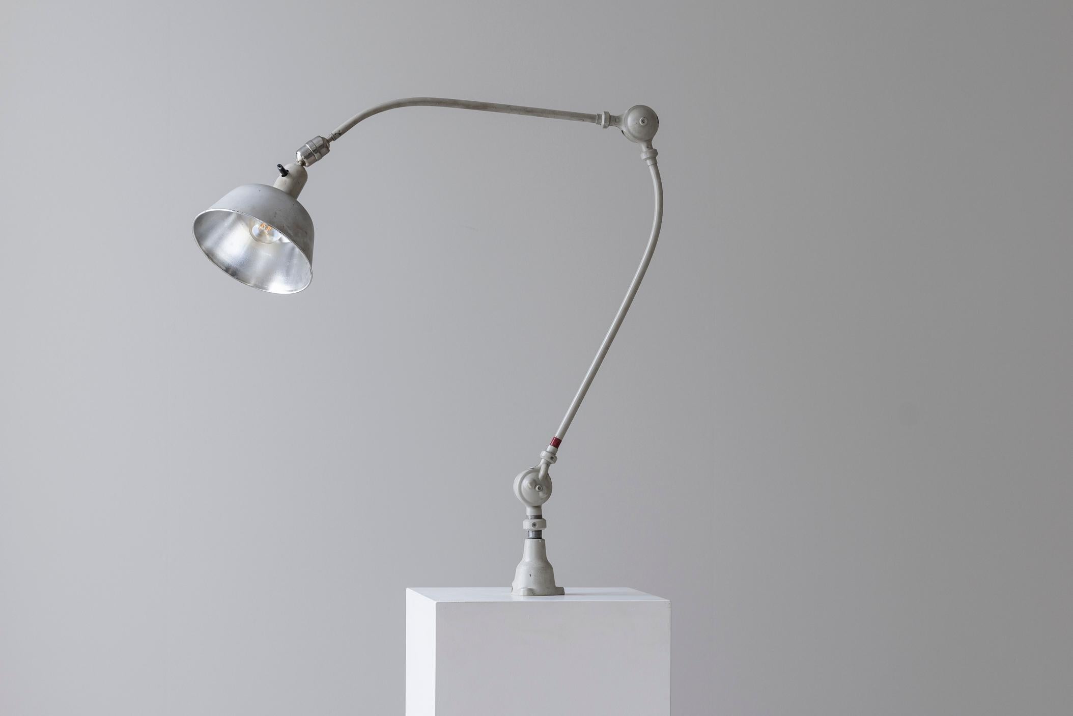 Lampe multiple conçue par Johan Petter Johansson pour Triplex ASEA, Suède, années 1930. Cette lampe est dotée d'un abat-jour orientable dans toutes les directions, grâce à deux rotules. Ces joints offrent un contrôle total sur l'orientation de