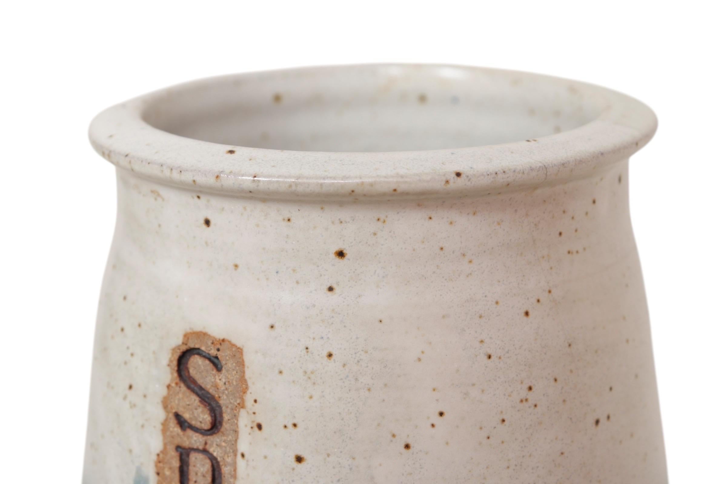 Un primo vaso di spaghetti in ceramica realizzato da Wally Smith, circa 1970. Smaltata all'interno e all'esterno in blu e rosa pastello con il bianco, la parola 