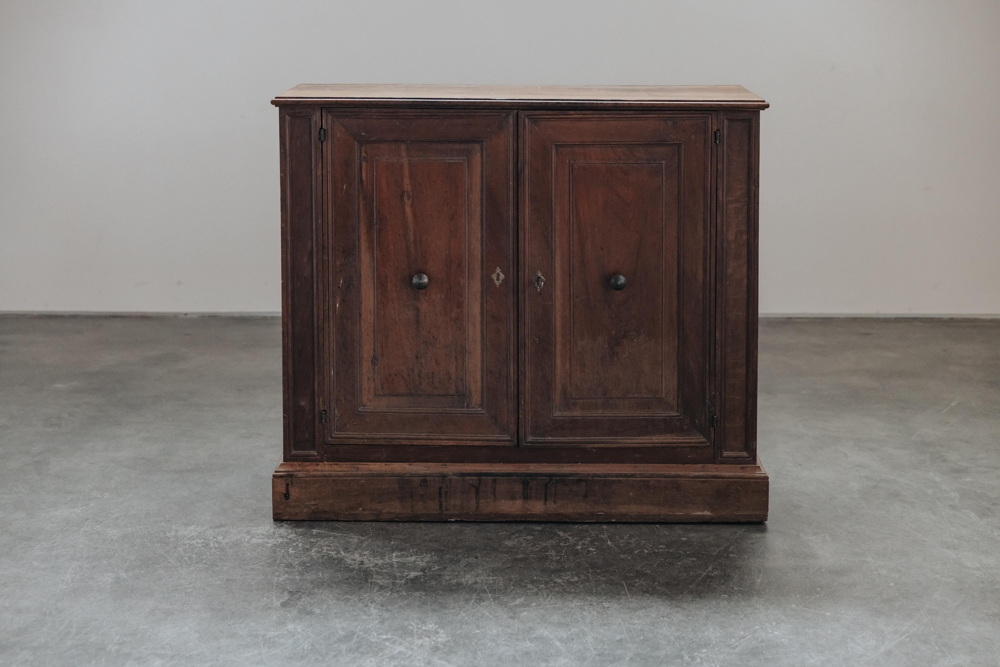 Armario antiguo de nogal procedente de Italia, circa 1800 en venta 3