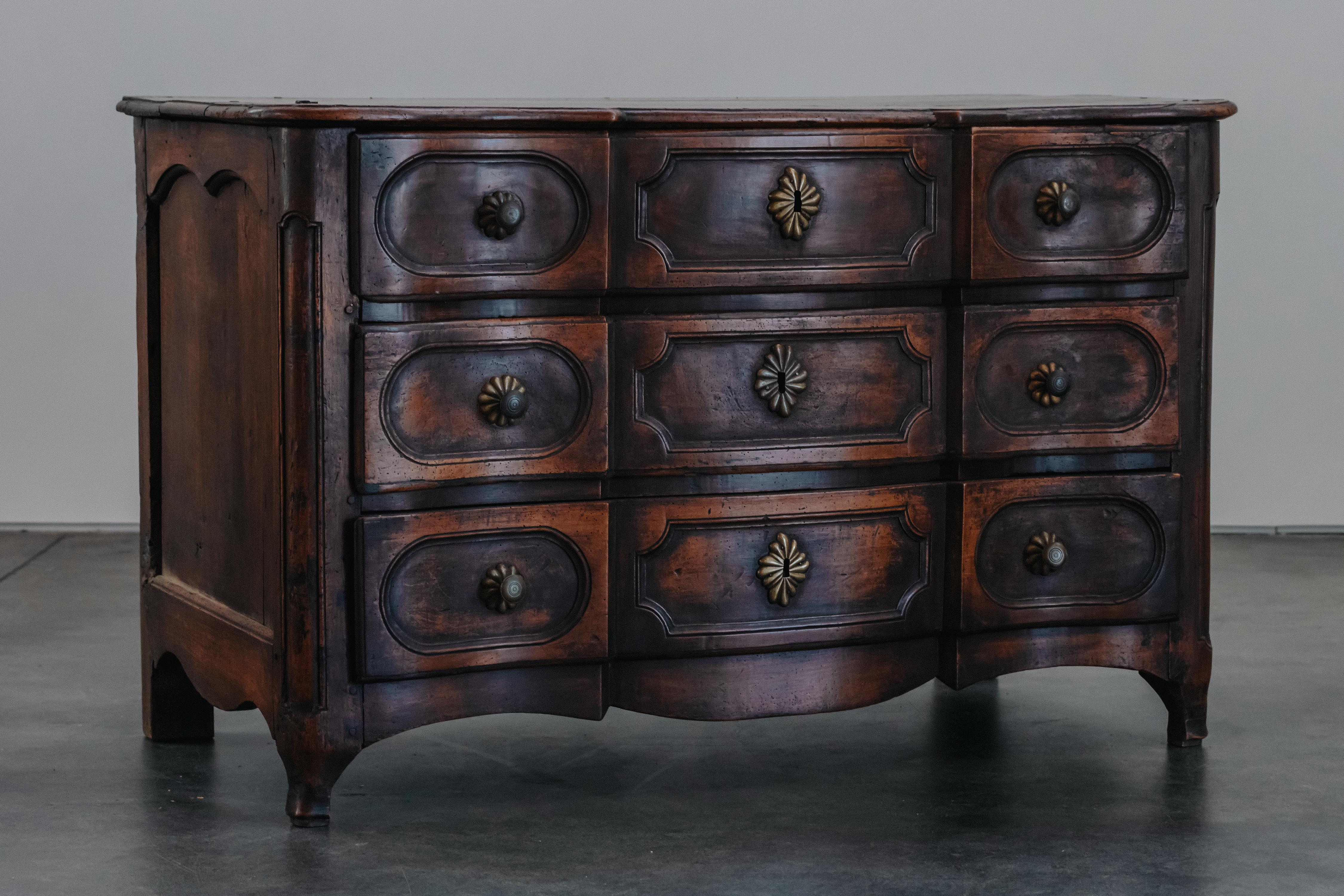 Cassettiera in legno di noce proveniente dalla Francia, CIRCA 1800 in vendita 3