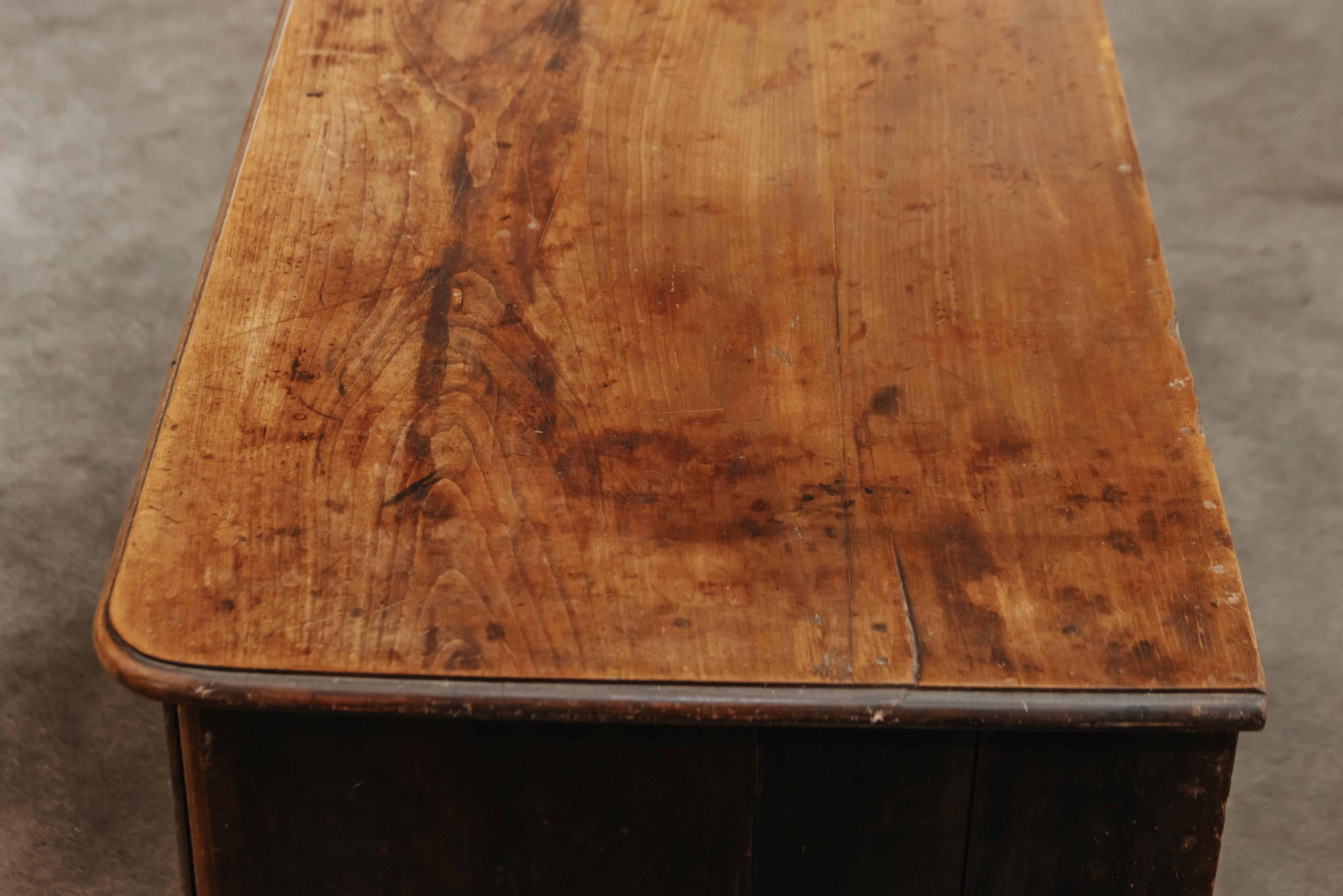 Early Walnut Chest Of Drawers From Italy, Circa 1820 In Good Condition In Nashville, TN