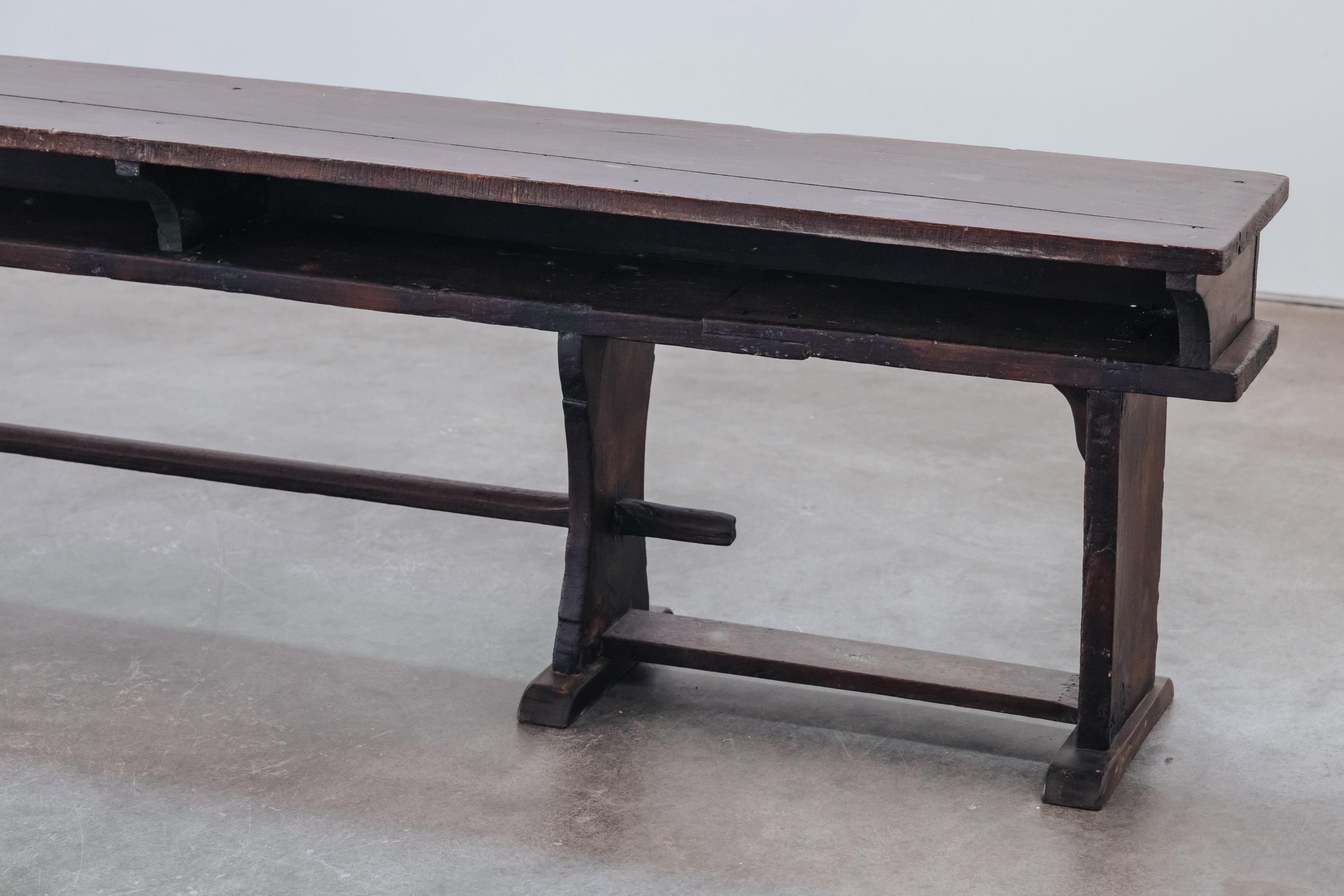 Mesa Consola de Pino Temprana de Italia, Circa 1800.  Raro modelo de una escuela con estante debajo.  Fantástica pátina y uso.