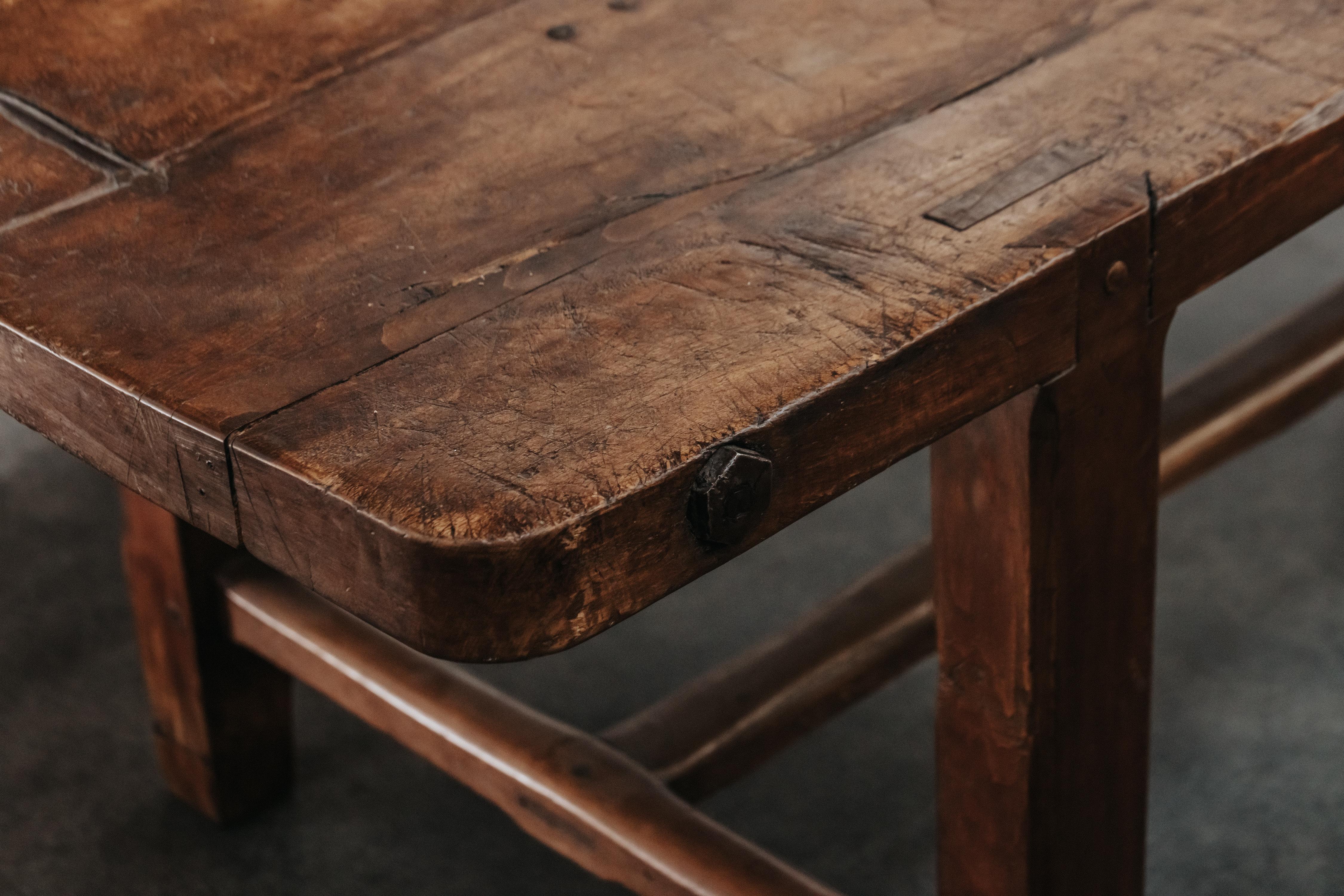 Early Walnut Dining Table From Italy, Circa 1780 For Sale 1