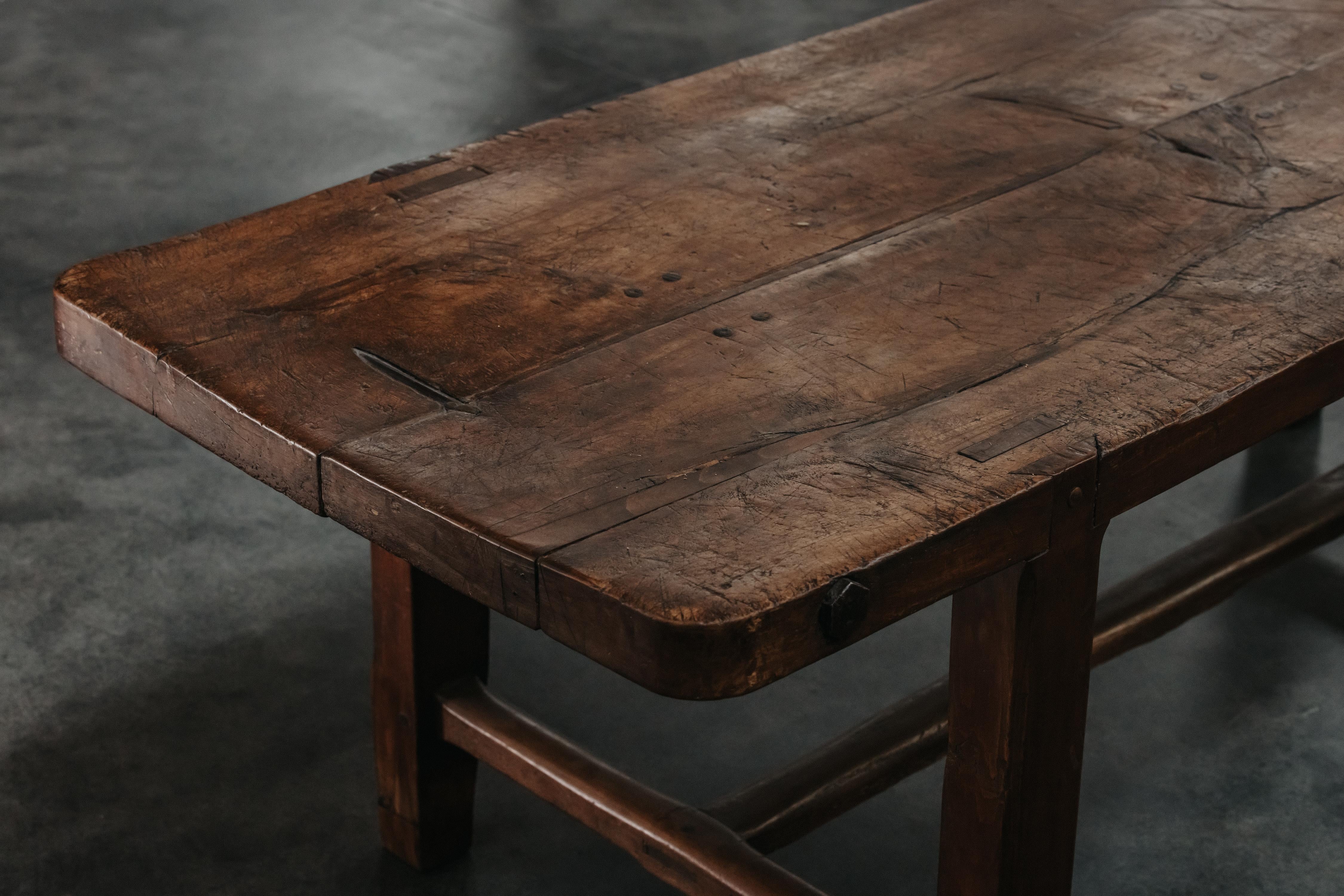 Early Walnut Dining Table From Italy, Circa 1780 For Sale 2