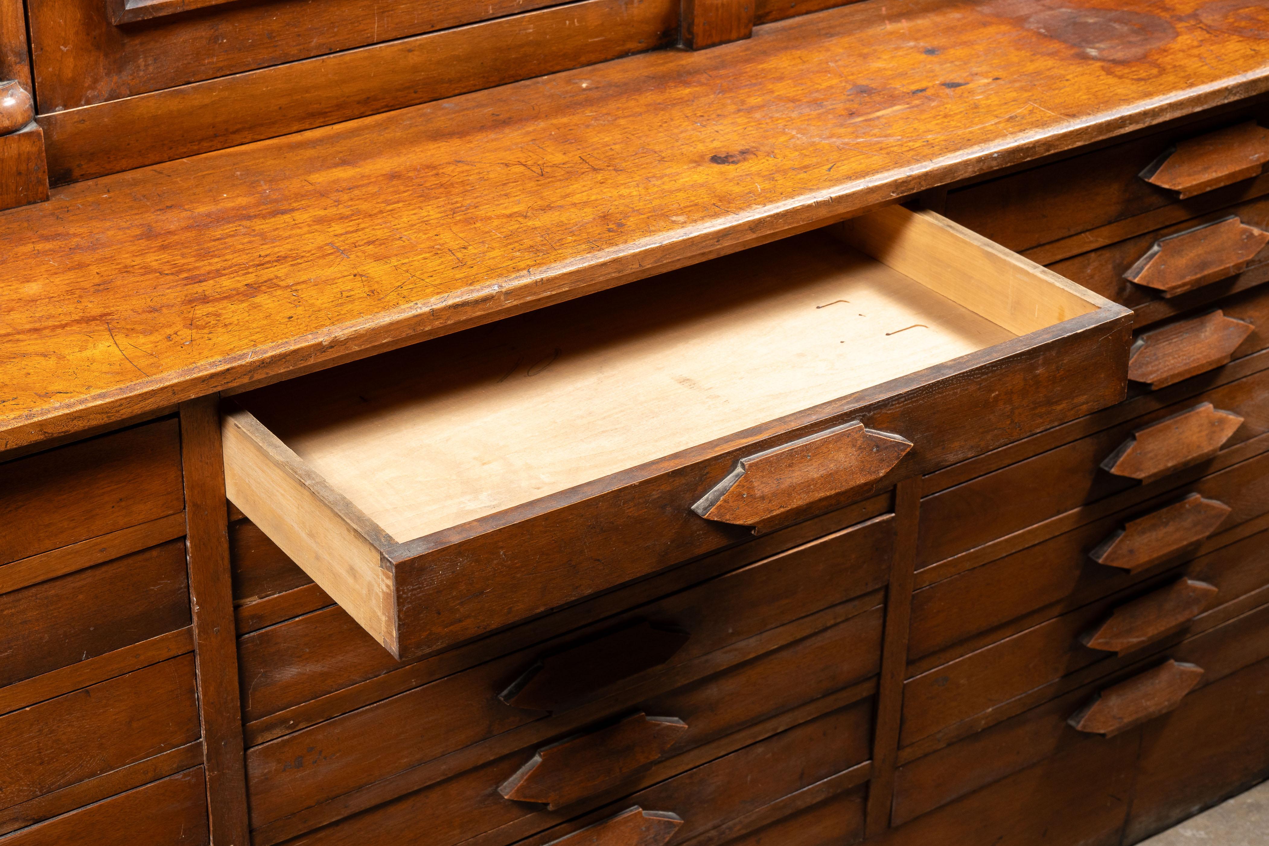 Armoire d'apothicaire à dossier en noyer ancien en vente 4