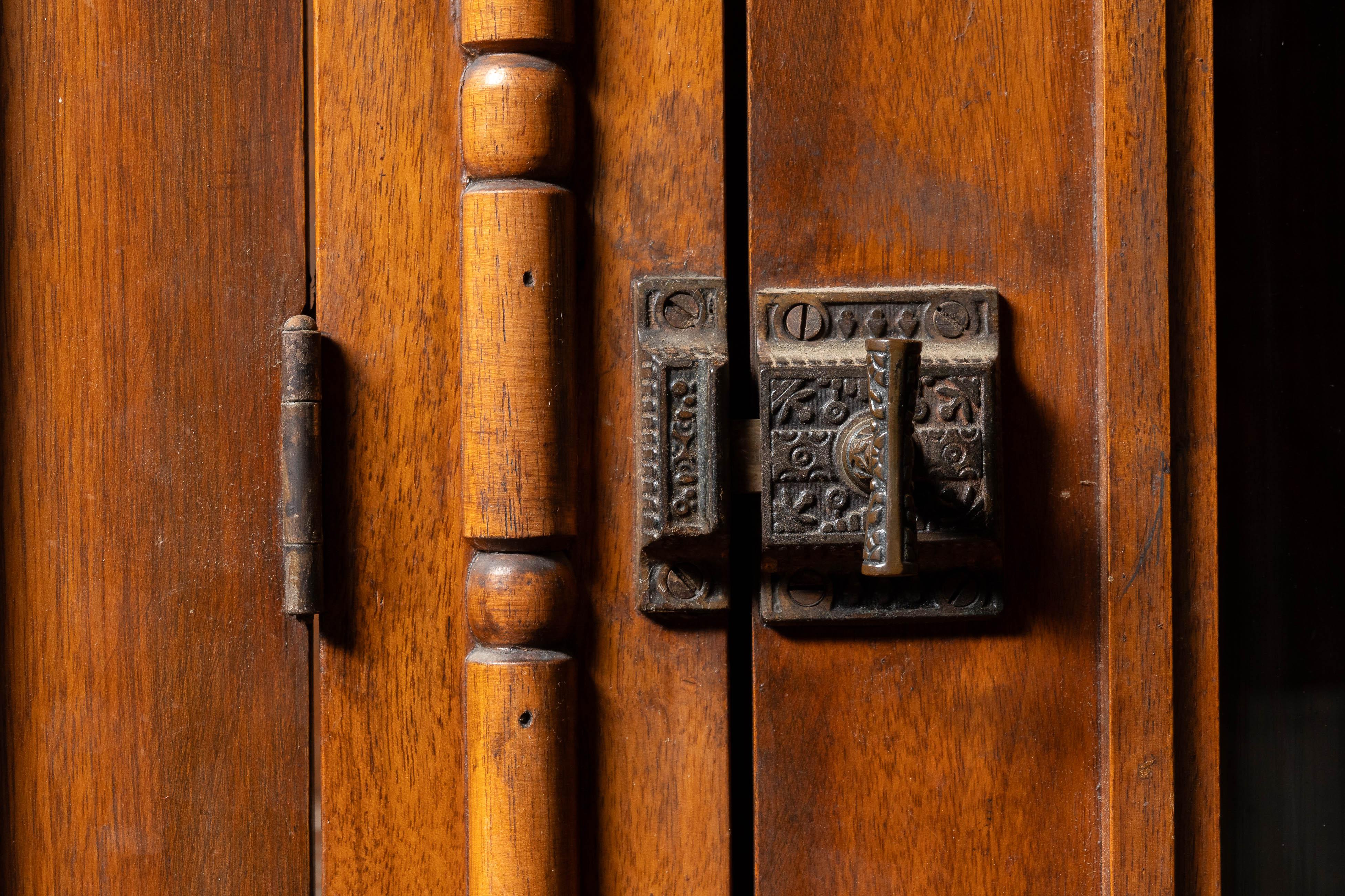 Armoire d'apothicaire à dossier en noyer ancien en vente 5