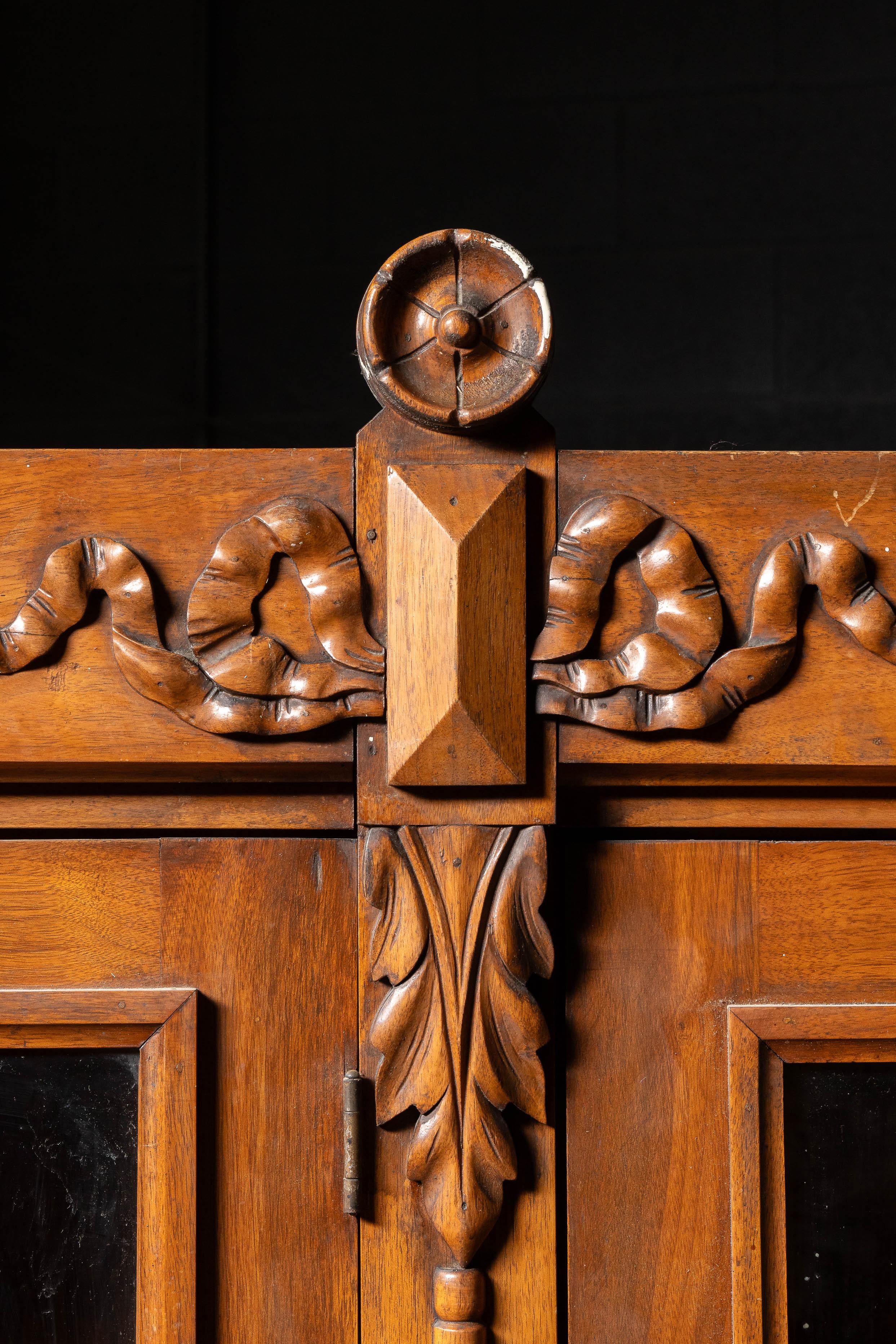 Armoire d'apothicaire à dossier en noyer ancien en vente 6